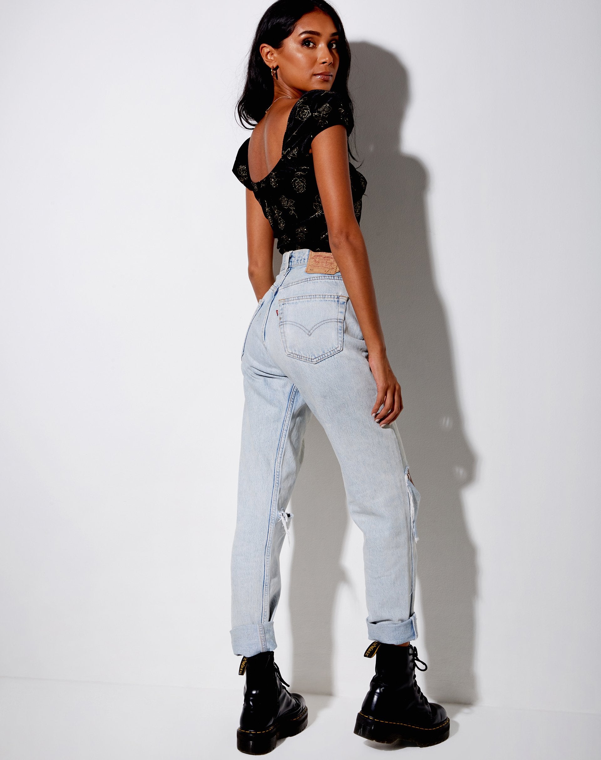 Immagine di Glasty Crop Top in nero e oro Rose Stamp