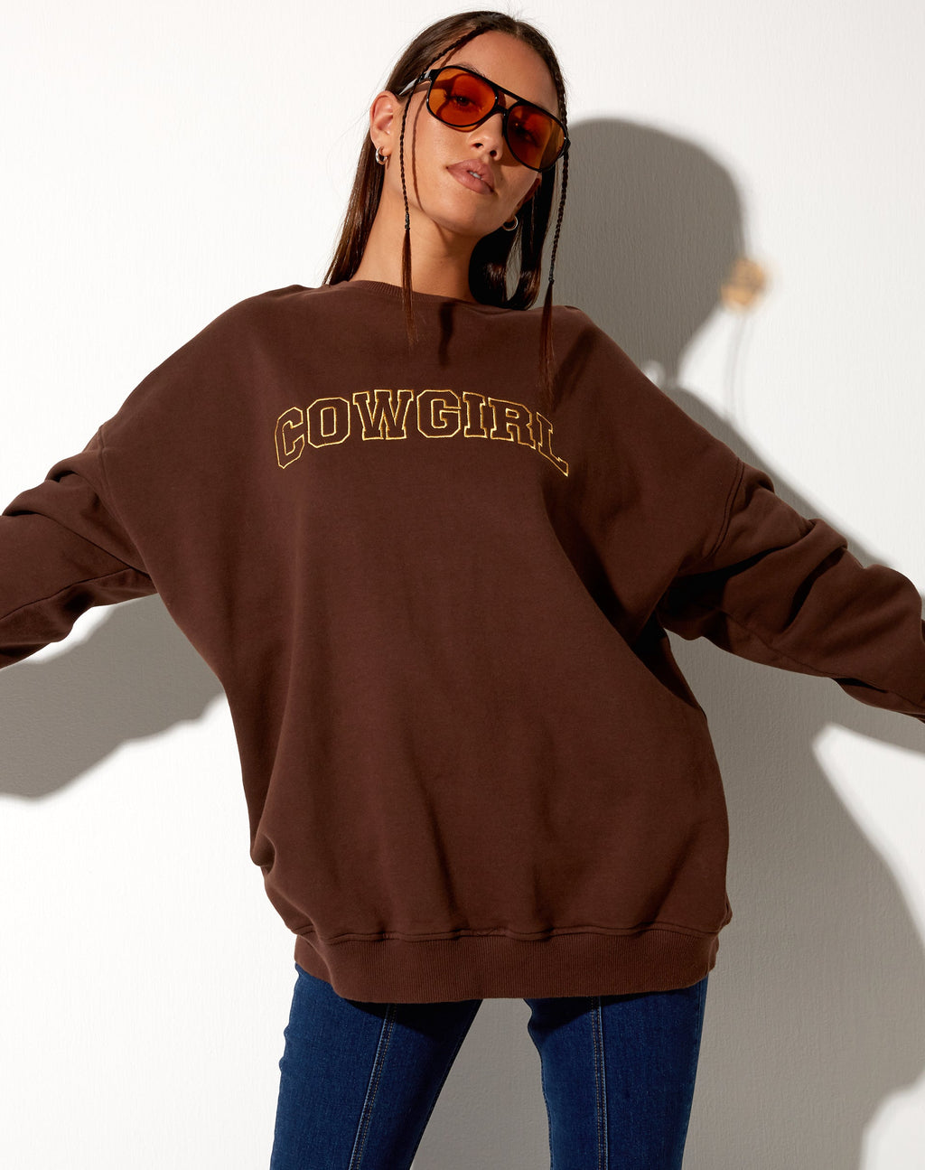 Felpa Glo in mogano profondo con ricamo dorato "Cowgirl".