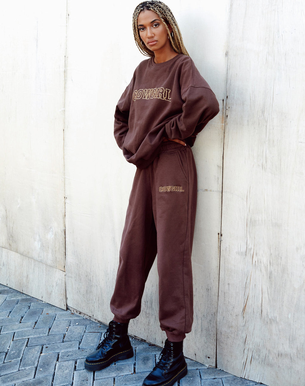Roider Jogger in mogano profondo con ricamo in oro "Cowgirl".