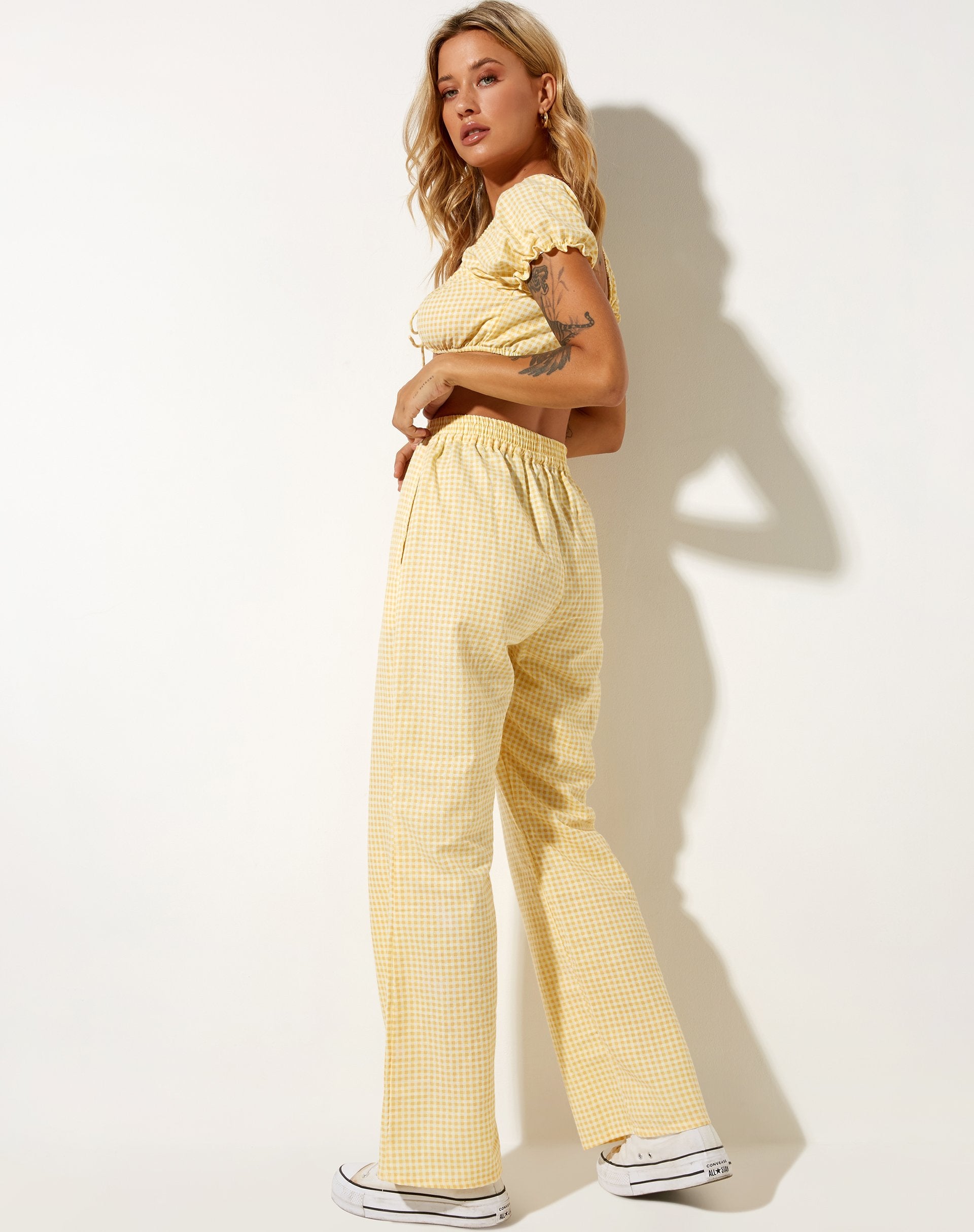 Immagine dei pantaloni Yara in percalle giallo limone