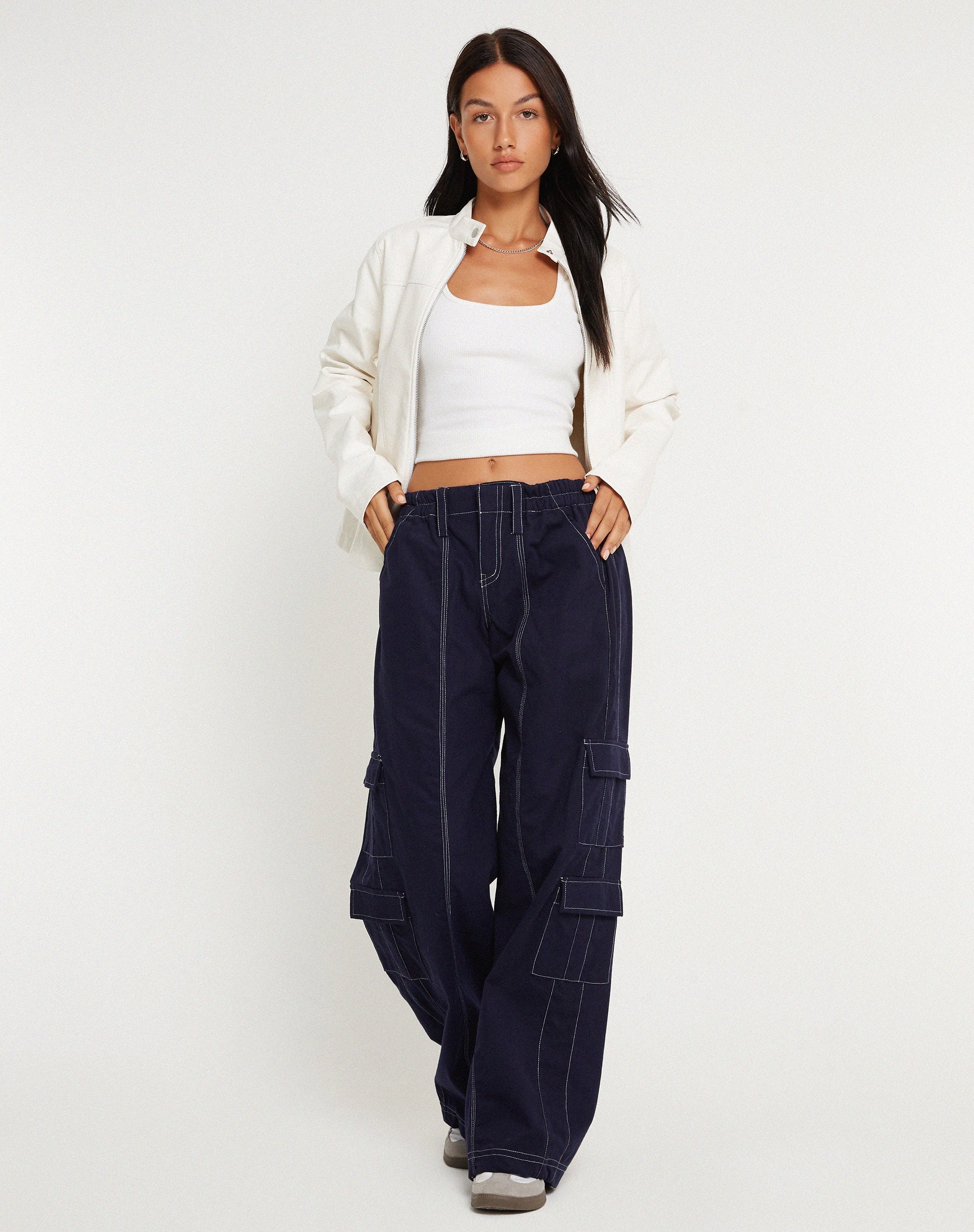 immagine del pantalone Hansa in navy con cucitura bianca superiore
