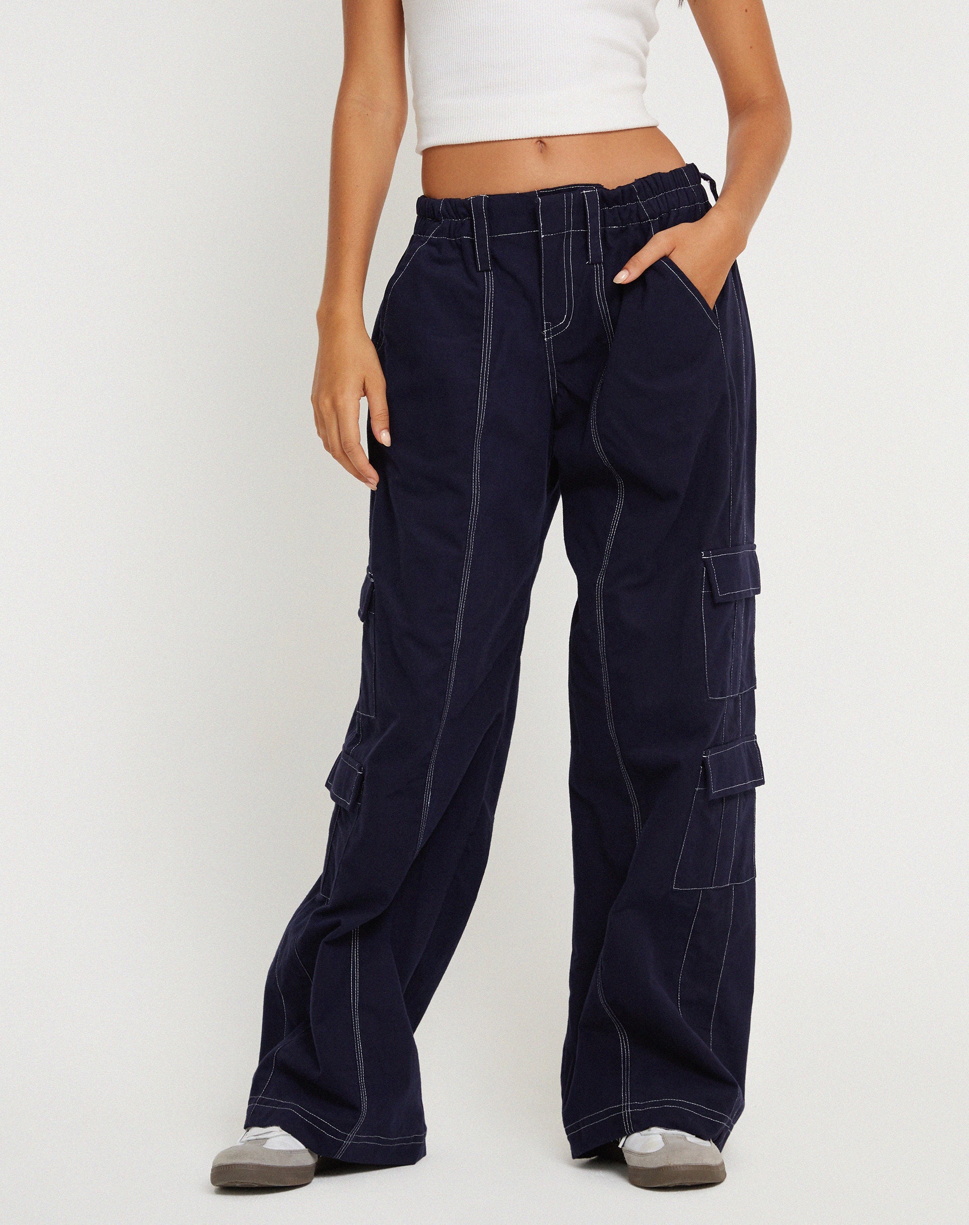 immagine del pantalone Hansa in navy con cucitura bianca superiore