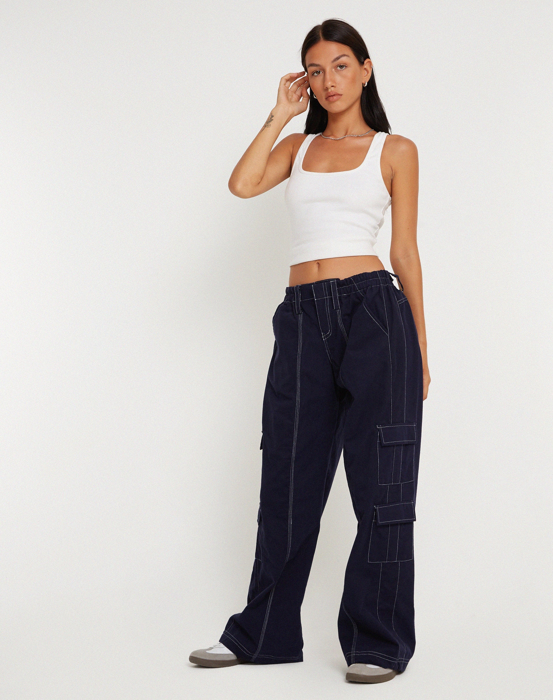 immagine del pantalone Hansa in navy con cucitura bianca superiore