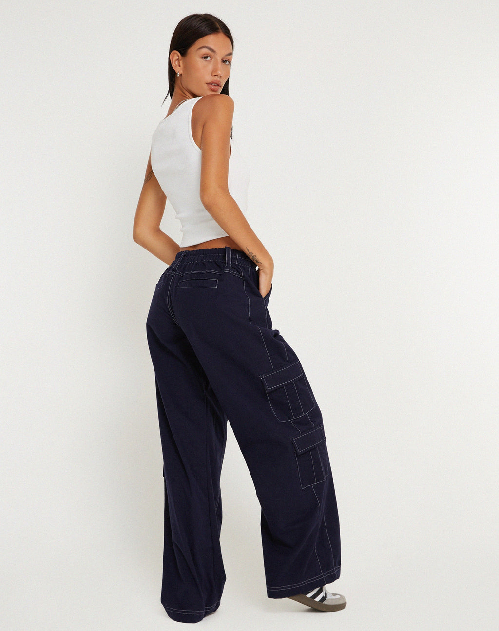 Pantalone Hansa in navy con impuntura bianca superiore