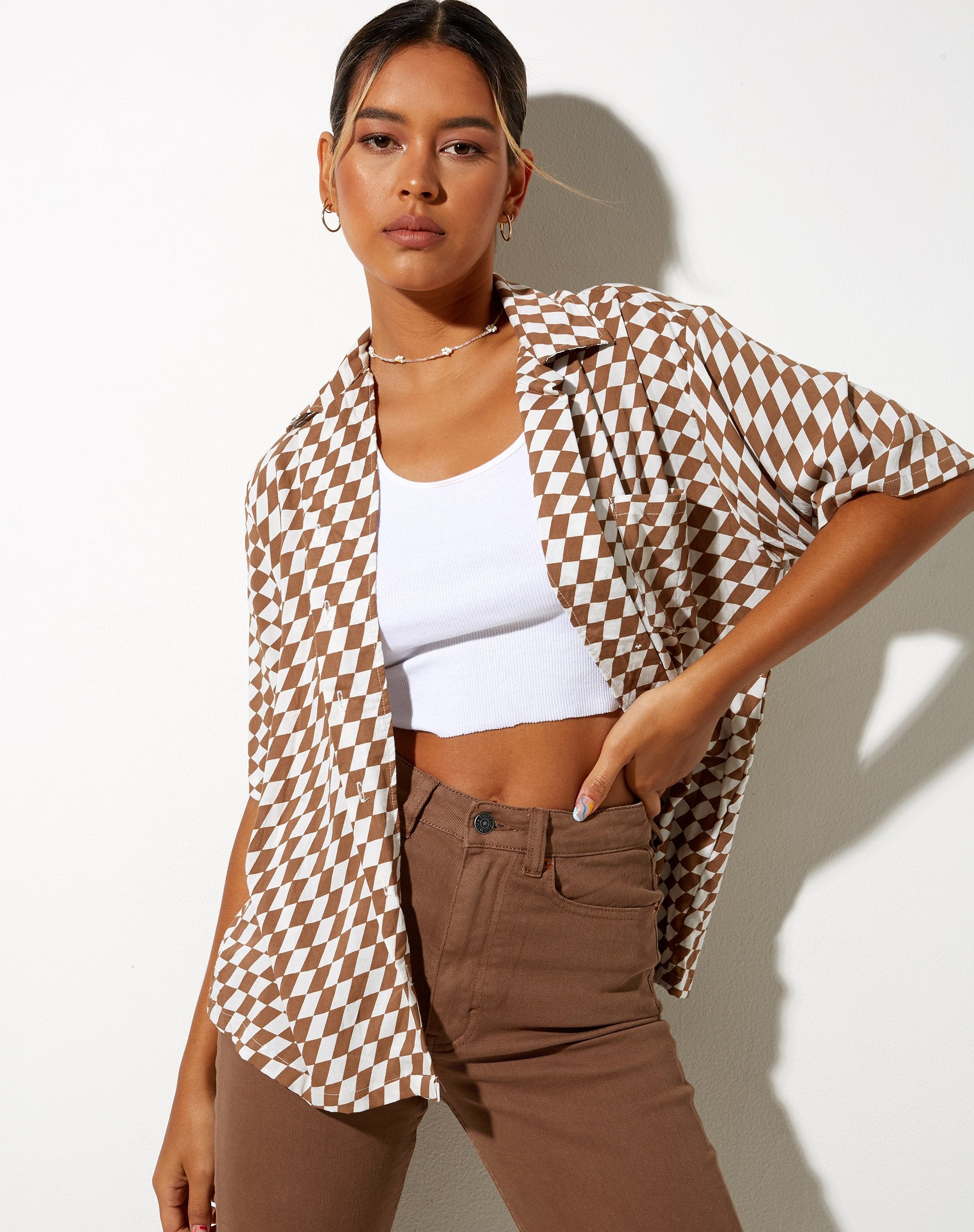 Immagine della camicia hawaiana a scacchiera diagonale Tan e avorio