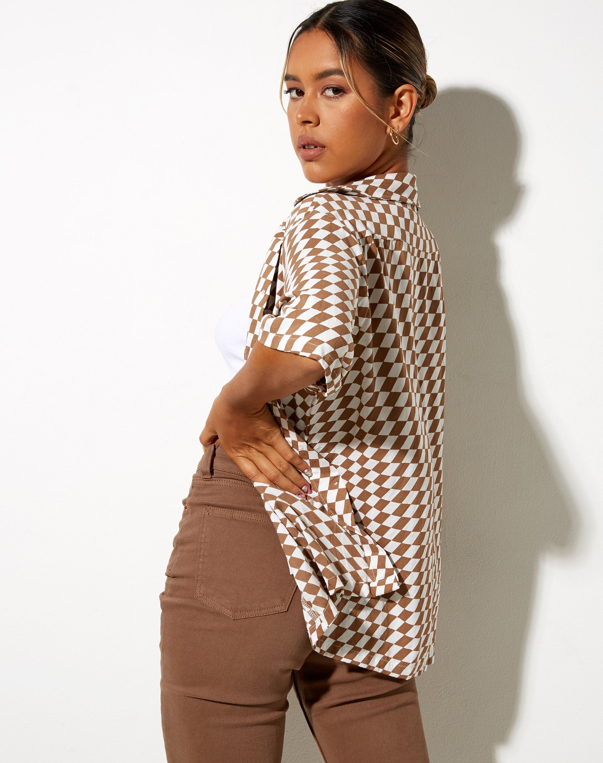 Immagine della camicia hawaiana a scacchiera diagonale Tan e avorio