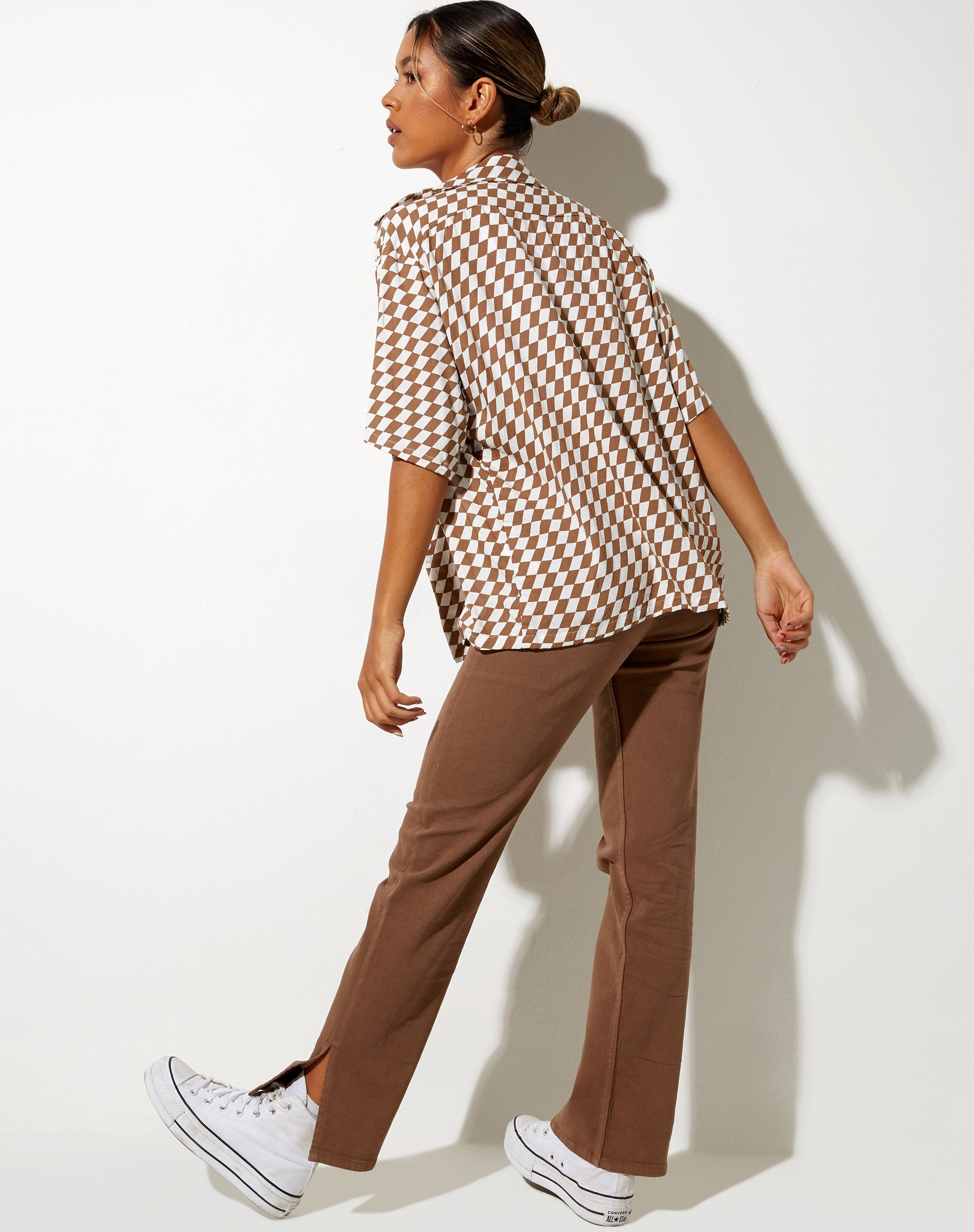 Immagine della camicia hawaiana a scacchiera diagonale Tan e avorio