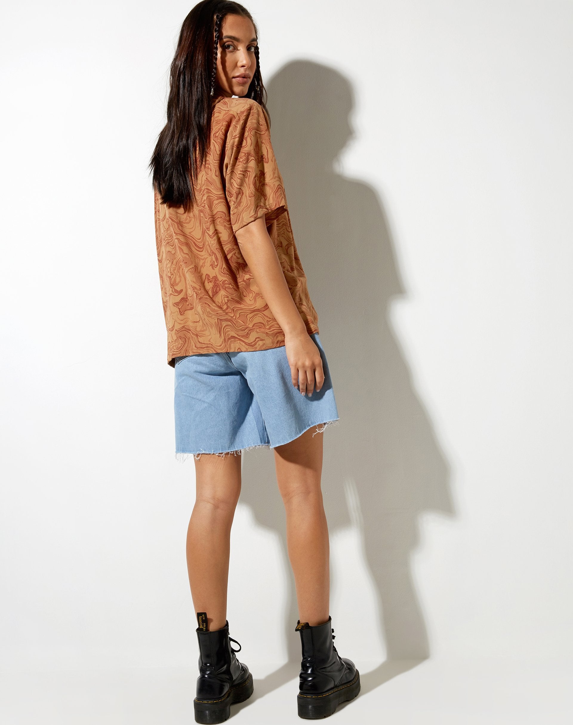 Immagine di Camicia hawaiana in marrone marmorizzato fluido