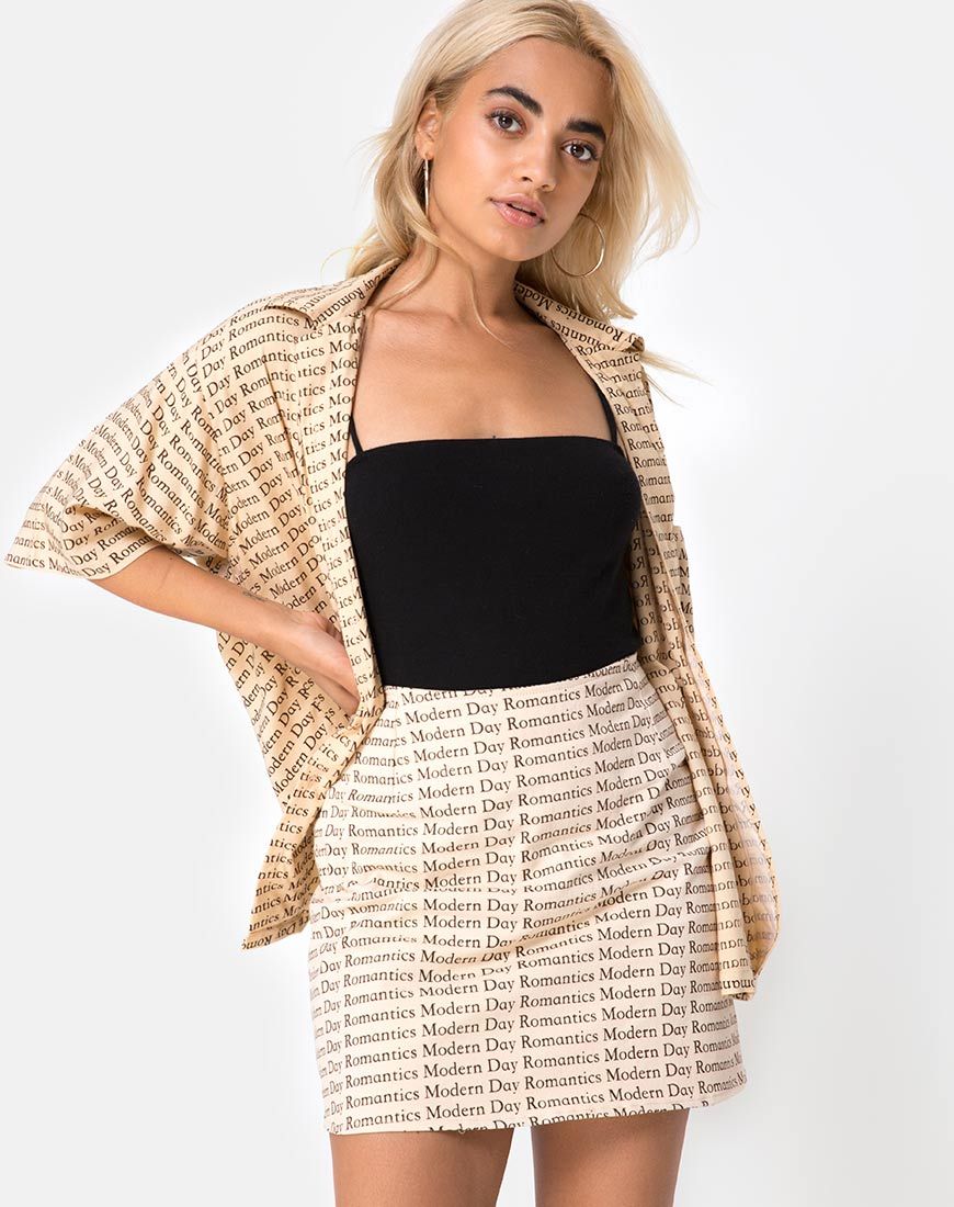 Camicia hawaiana in nude romantico moderno