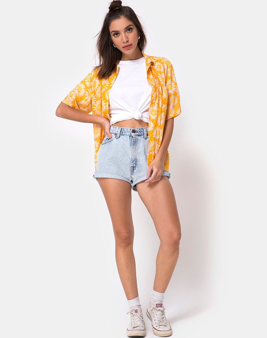 Immagine della camicia hawaiana in giallo floreale baciata dal sole