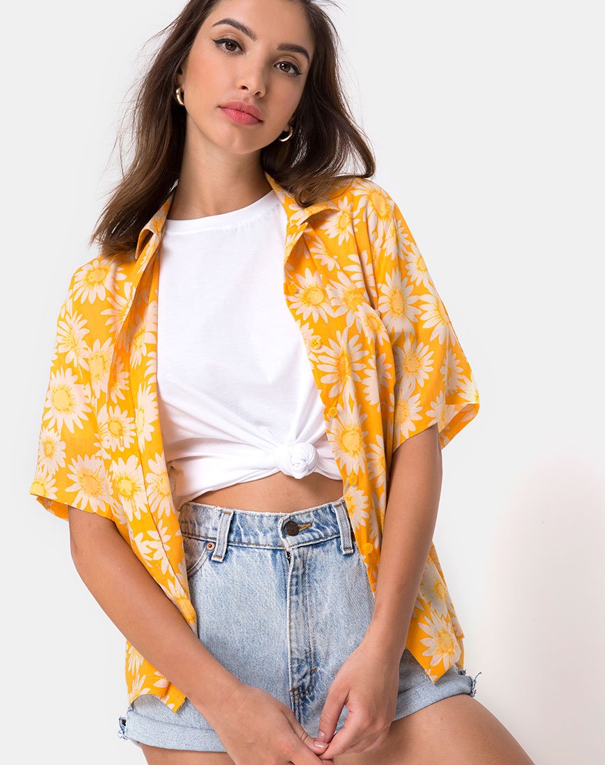 Camicia hawaiana in giallo floreale baciata dal sole