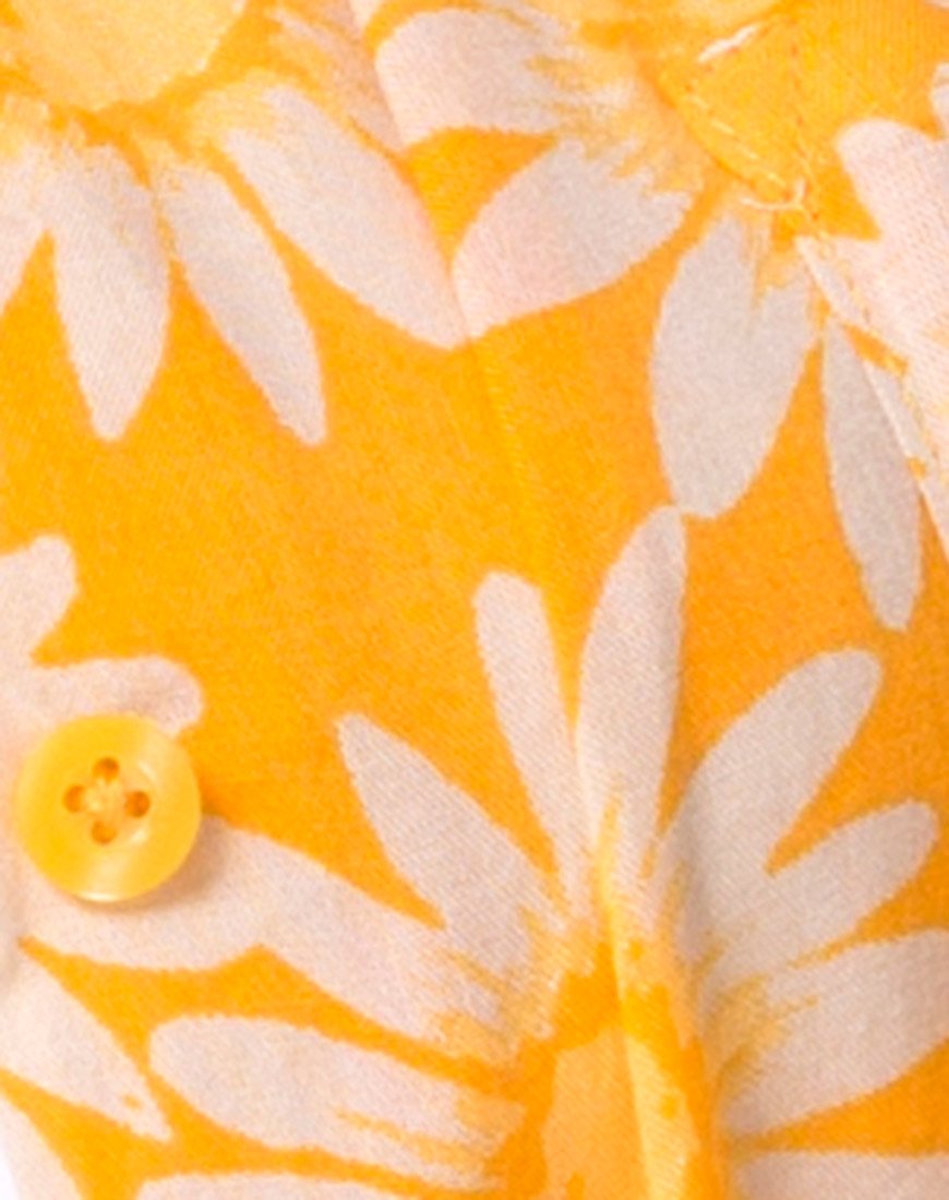 Immagine della camicia hawaiana in giallo floreale baciata dal sole