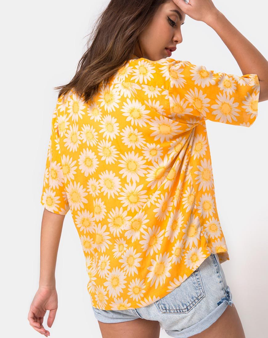 Camicia hawaiana in giallo floreale baciata dal sole
