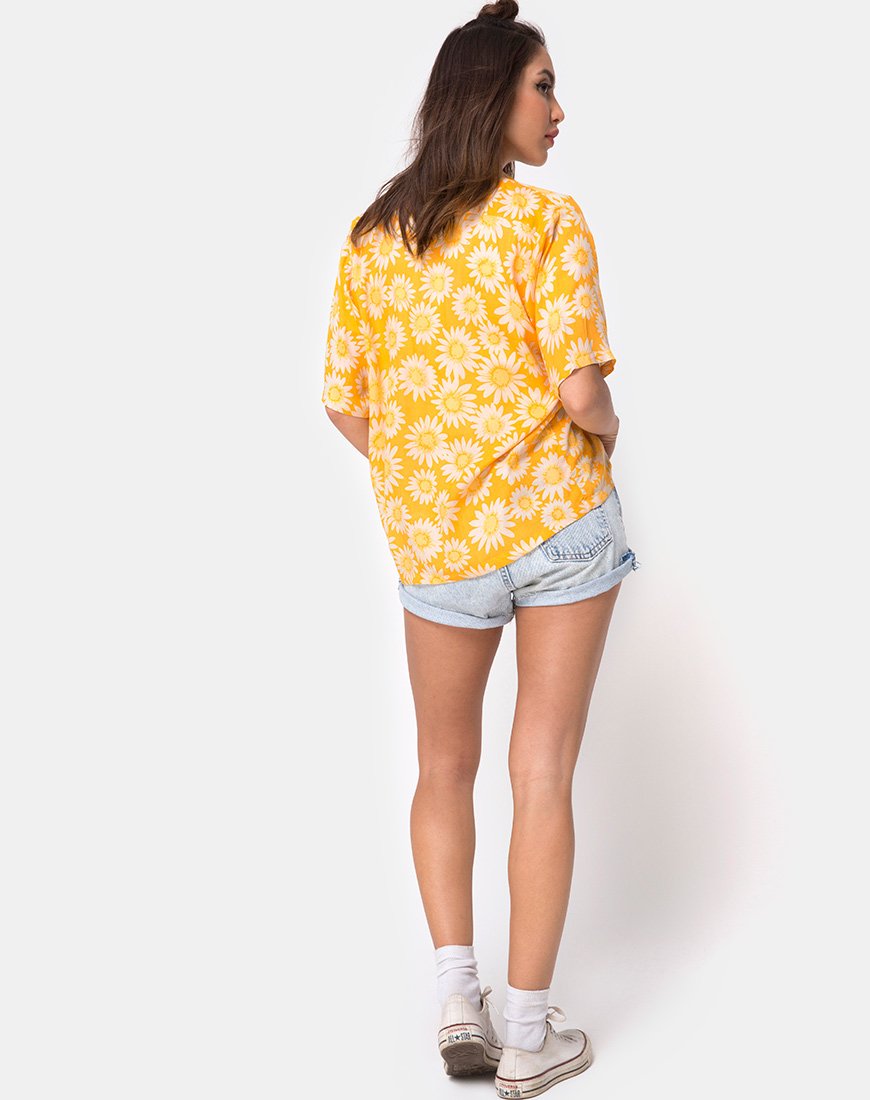 Immagine della camicia hawaiana in giallo floreale baciata dal sole