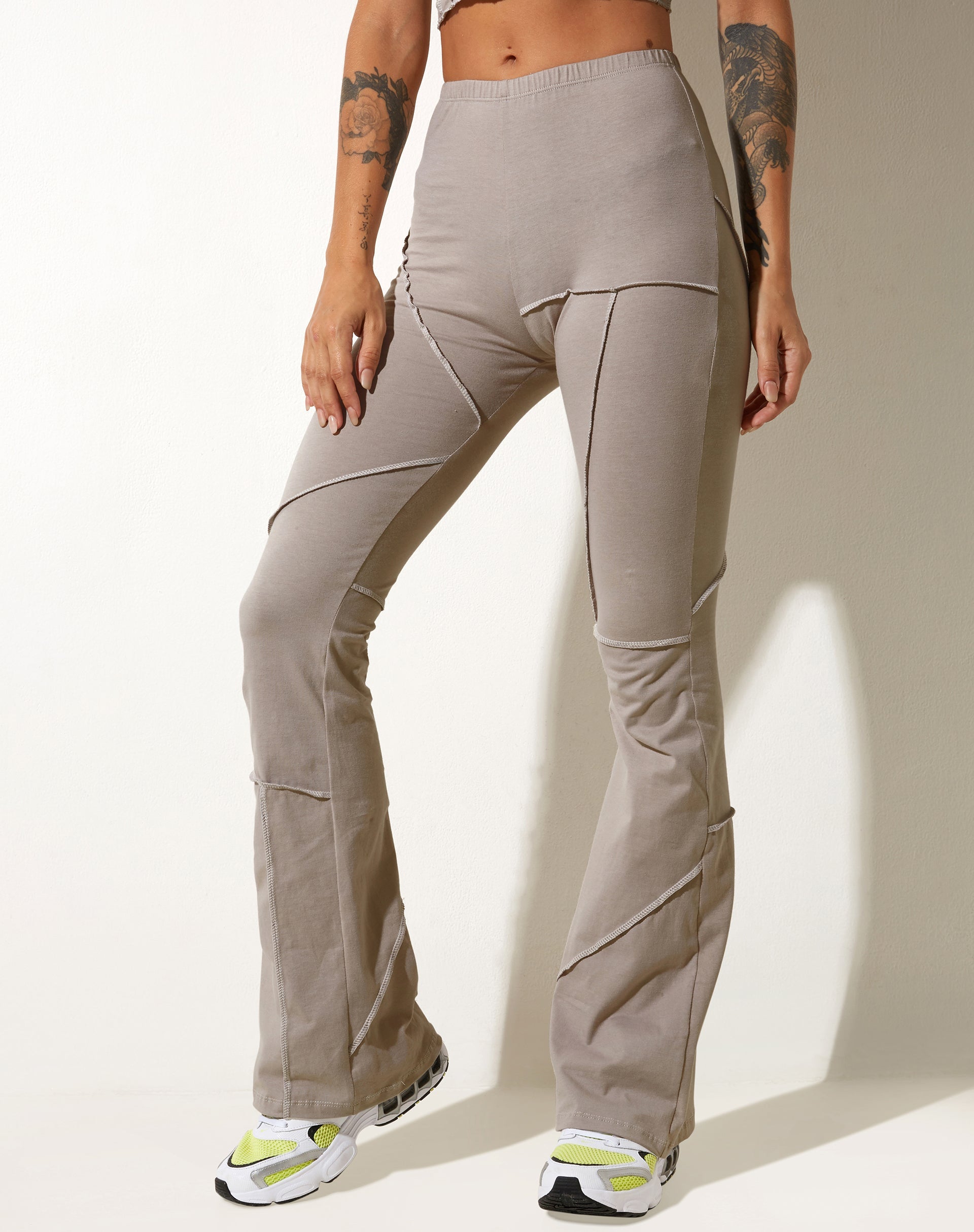 immagine dei pantaloni svasati Walker in lycra latte d'avena