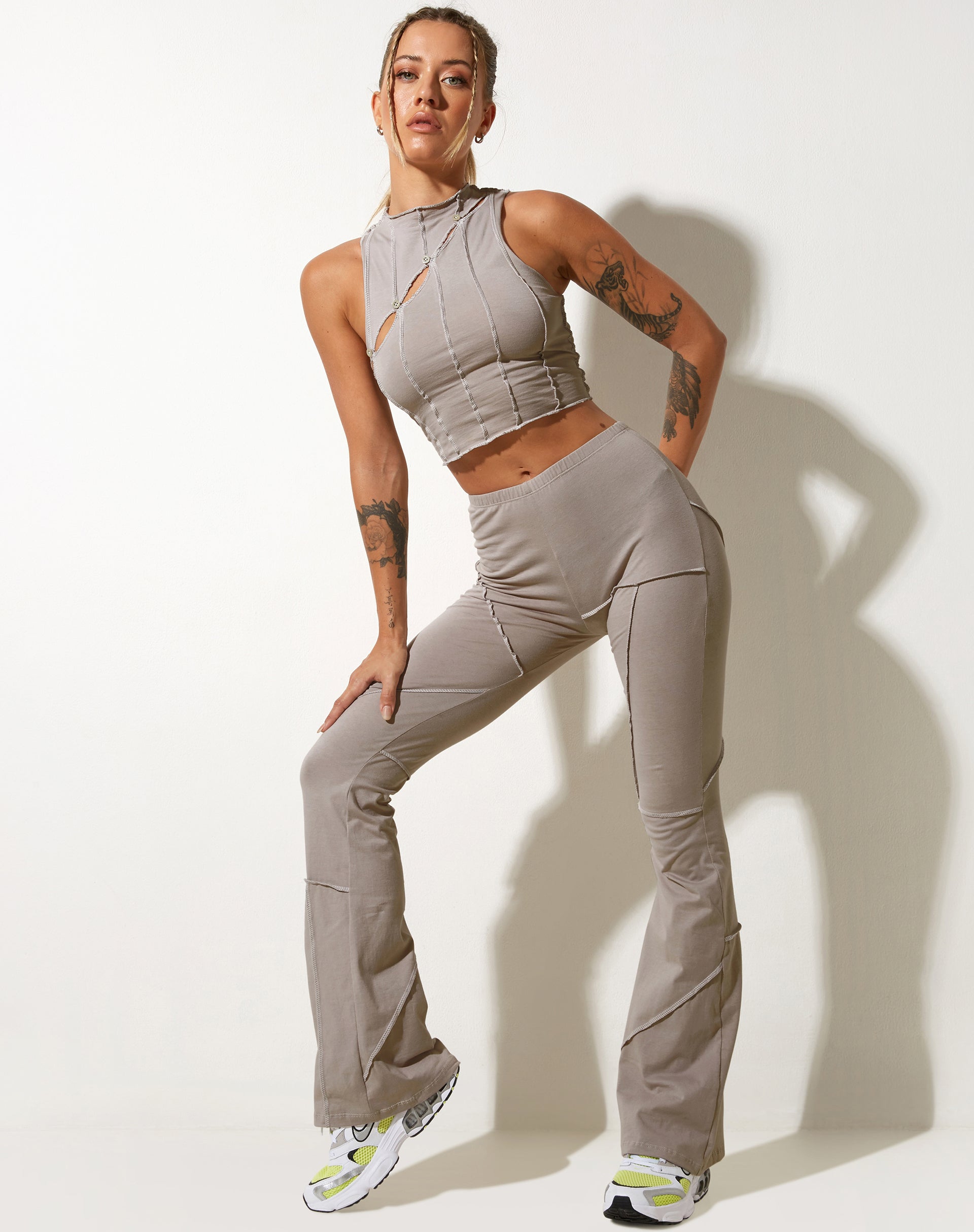 Pantaloni svasati Walker in lycra latte d'avena