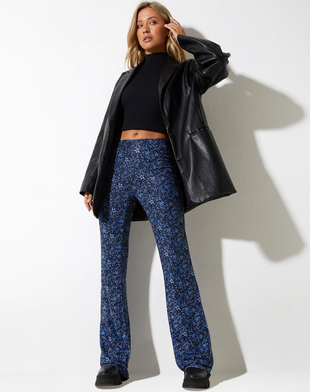 Pantaloni svasati Herly in blu giardino fiorito