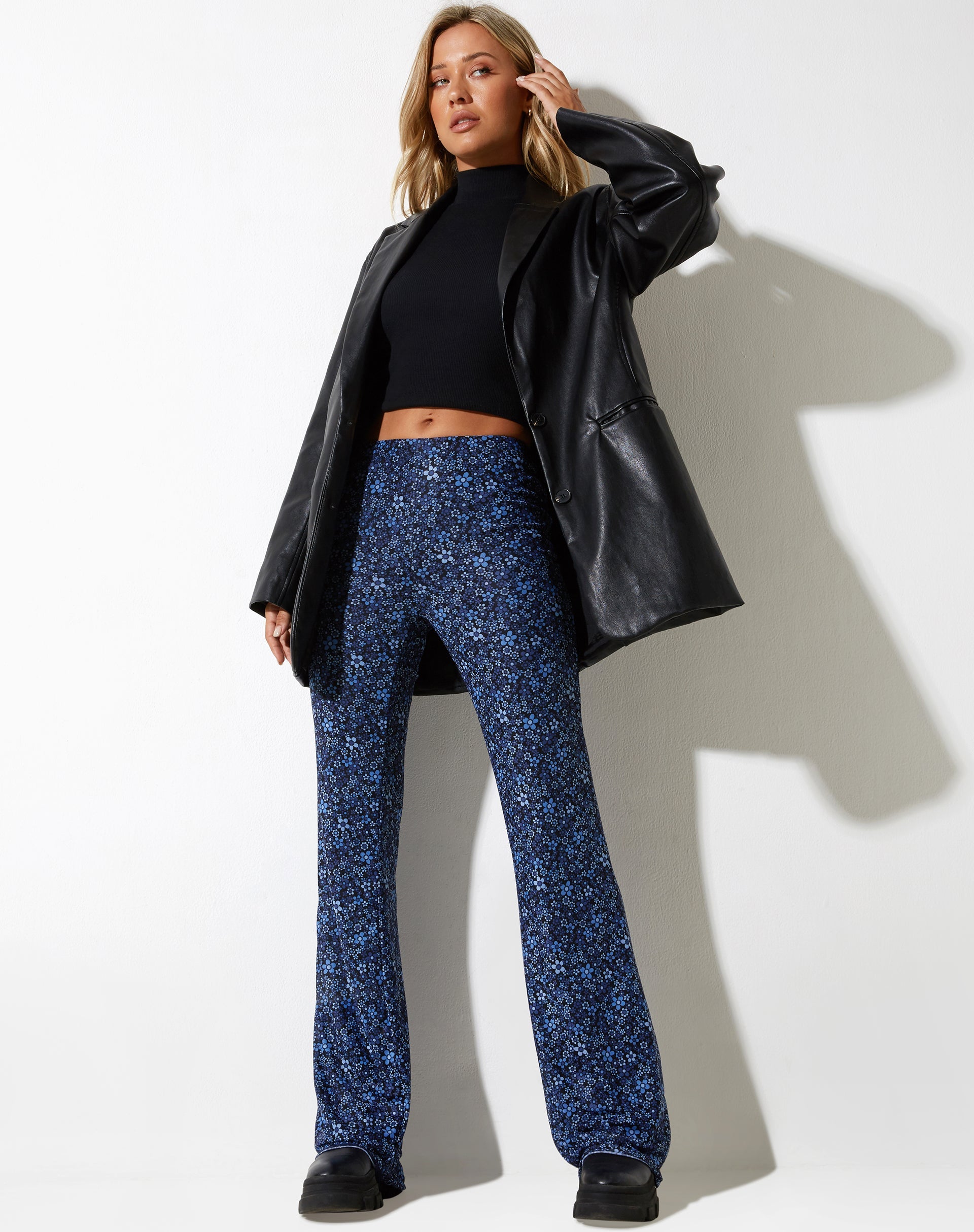 immagine dei pantaloni Herly Flare in blu giardino fiorito