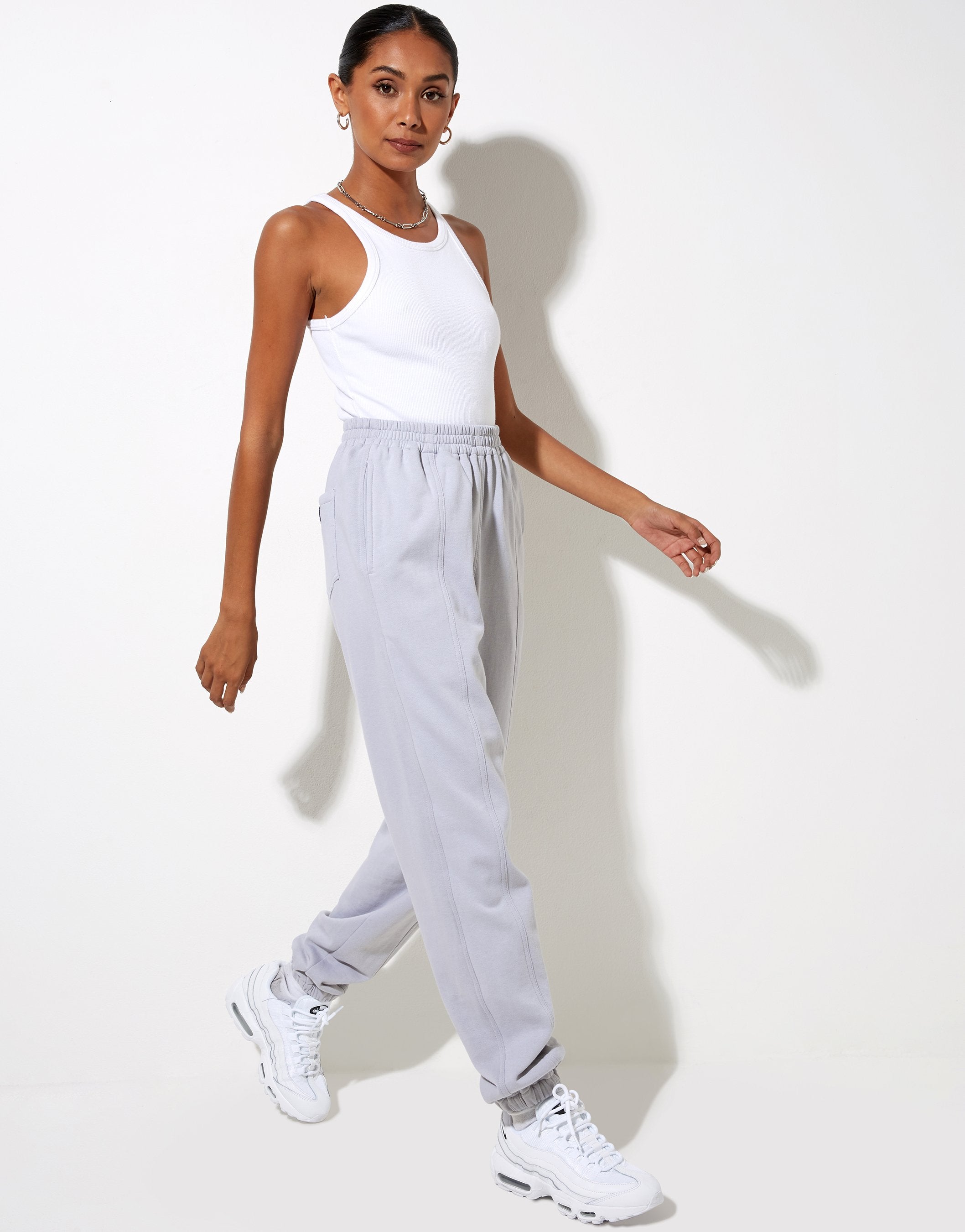 Immagine di Bamal Jogger in Lunar Rock con etichetta Motel Work Clothing Embro