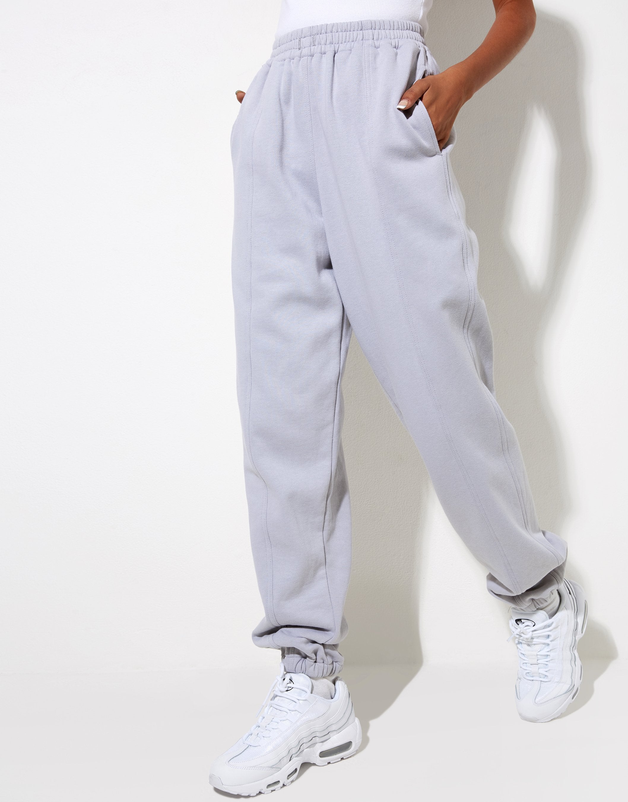 Immagine di Bamal Jogger in Lunar Rock con etichetta Motel Work Clothing Embro