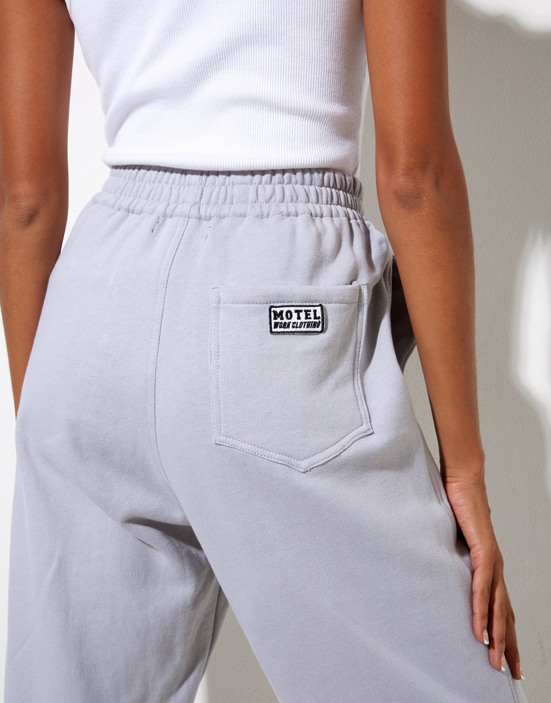 Immagine di Bamal Jogger in Lunar Rock con etichetta Motel Work Clothing Embro