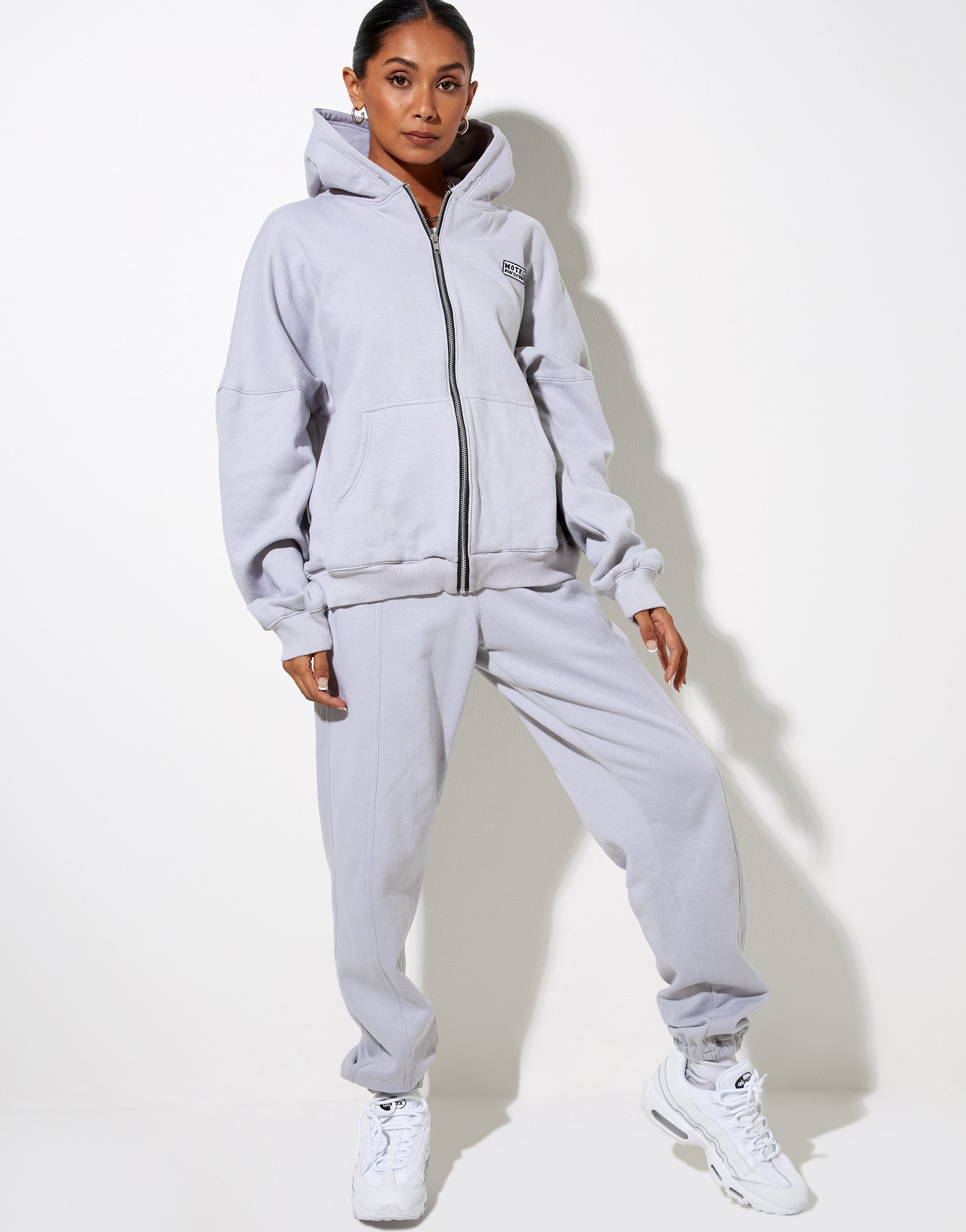 Immagine della felpa con cappuccio Hollack in Lunar Rock con etichetta Motel Work Clothing Embro