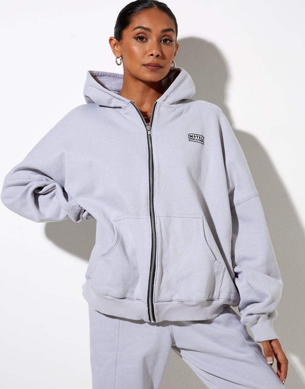 Felpa con cappuccio Hollack in Lunar Rock con etichetta Motel Work Clothing Embro