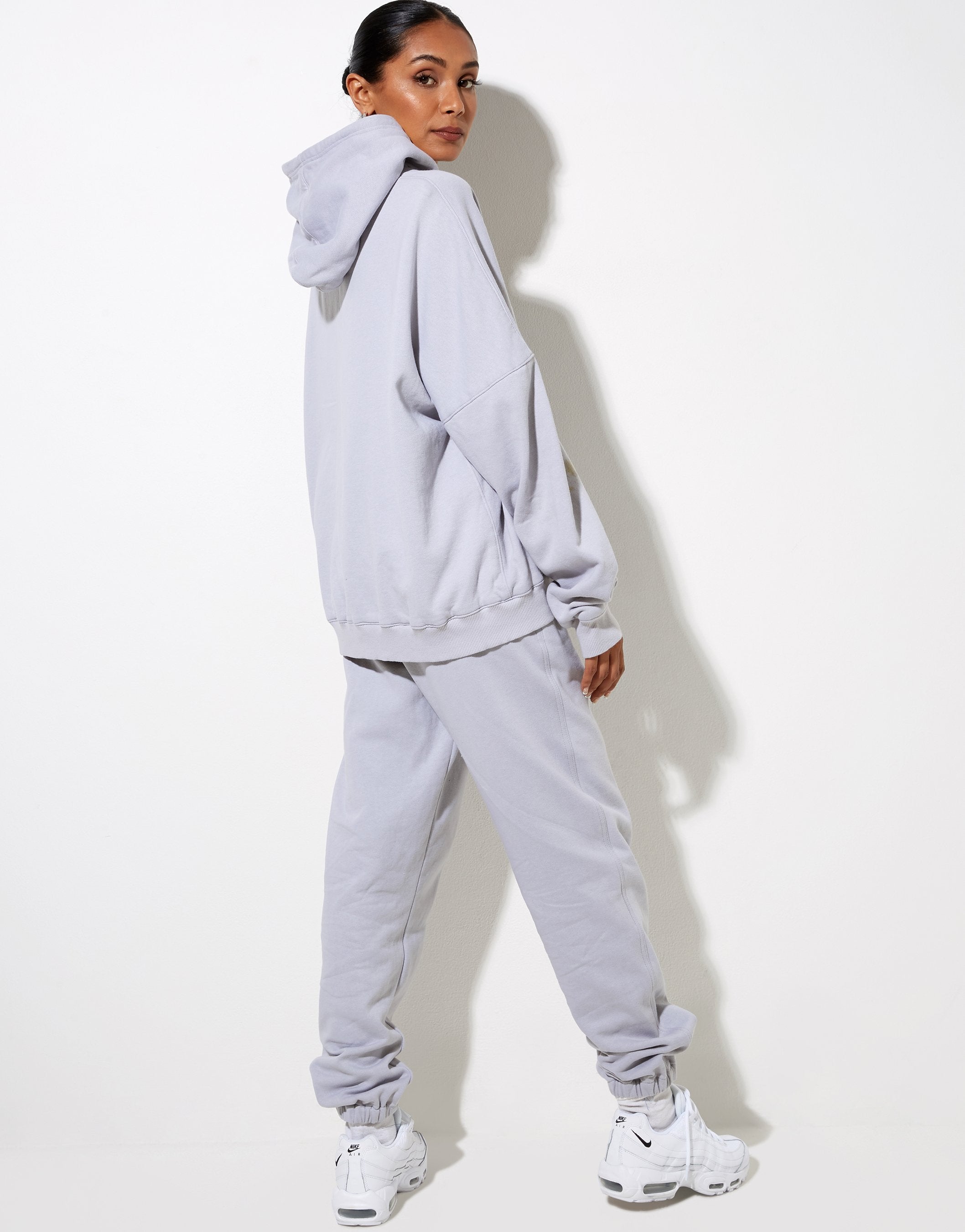 Immagine della felpa con cappuccio Hollack in Lunar Rock con etichetta Motel Work Clothing Embro