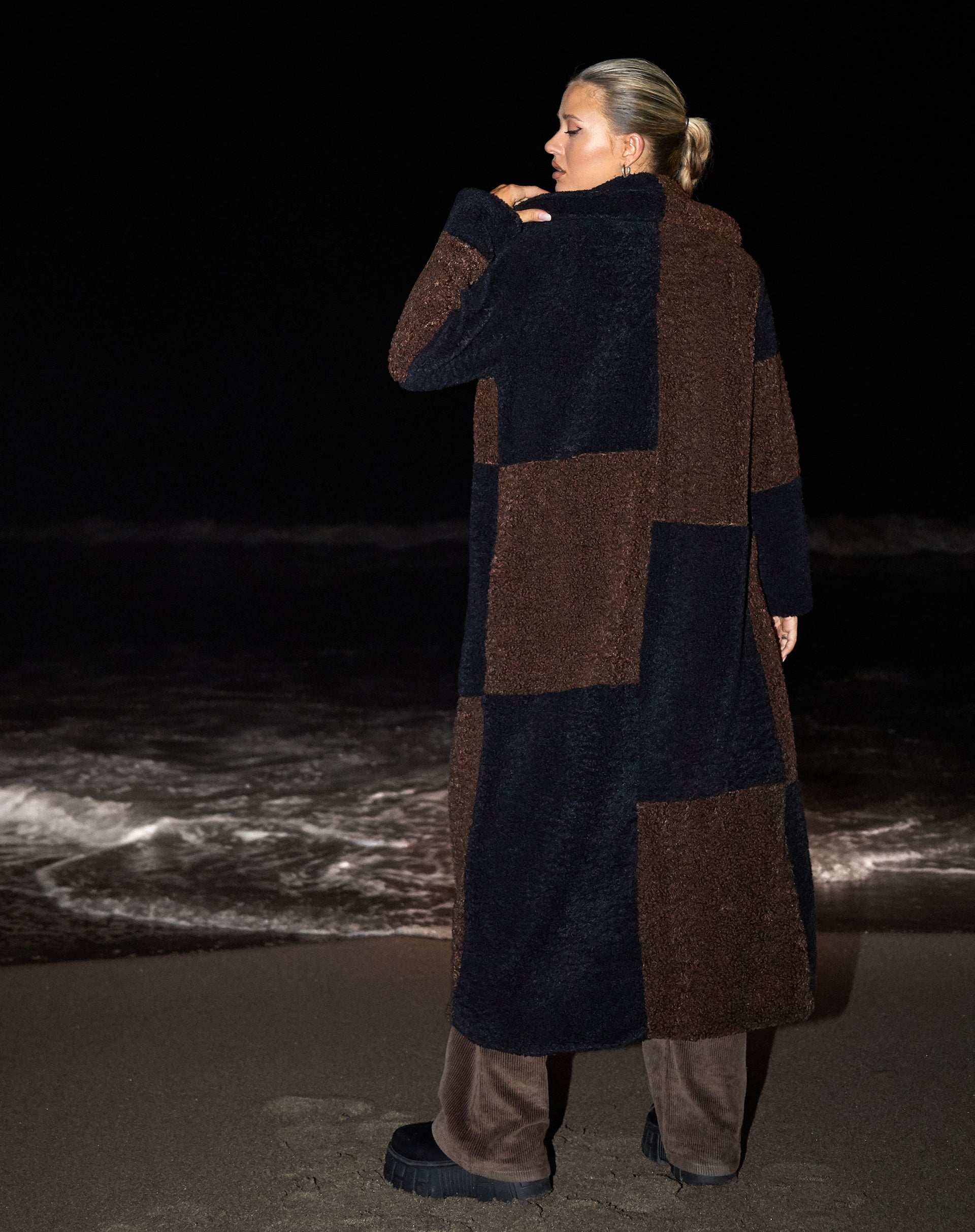 Immagine di Humus Teddy Coat in cioccolato e nero a pannelli