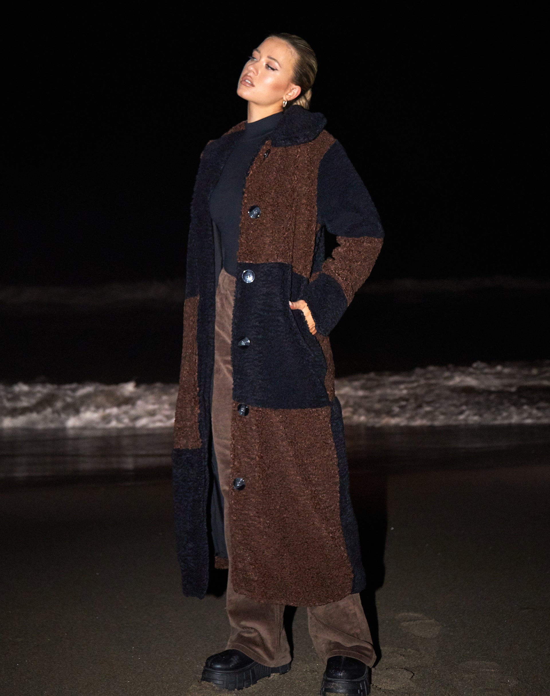 Immagine di Humus Teddy Coat in cioccolato e nero a pannelli