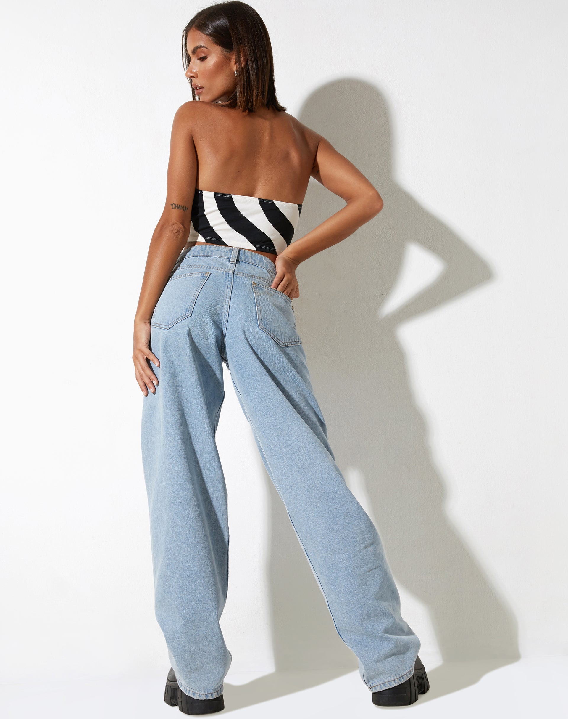 Crop Top Iamah in bianco e nero con volute opache