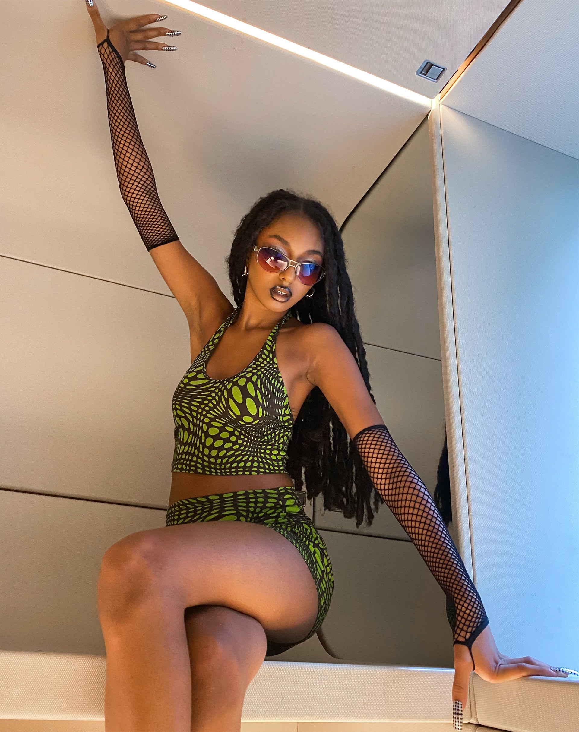 Immagine di Reis Crop Top in verde ottico a pois