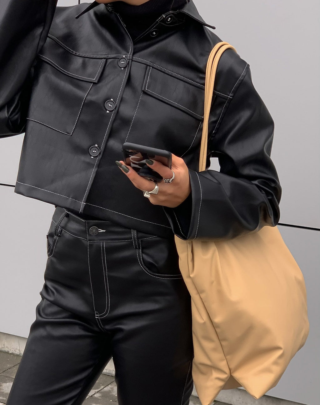 Camicia Jayla in PU nero con cuciture bianche