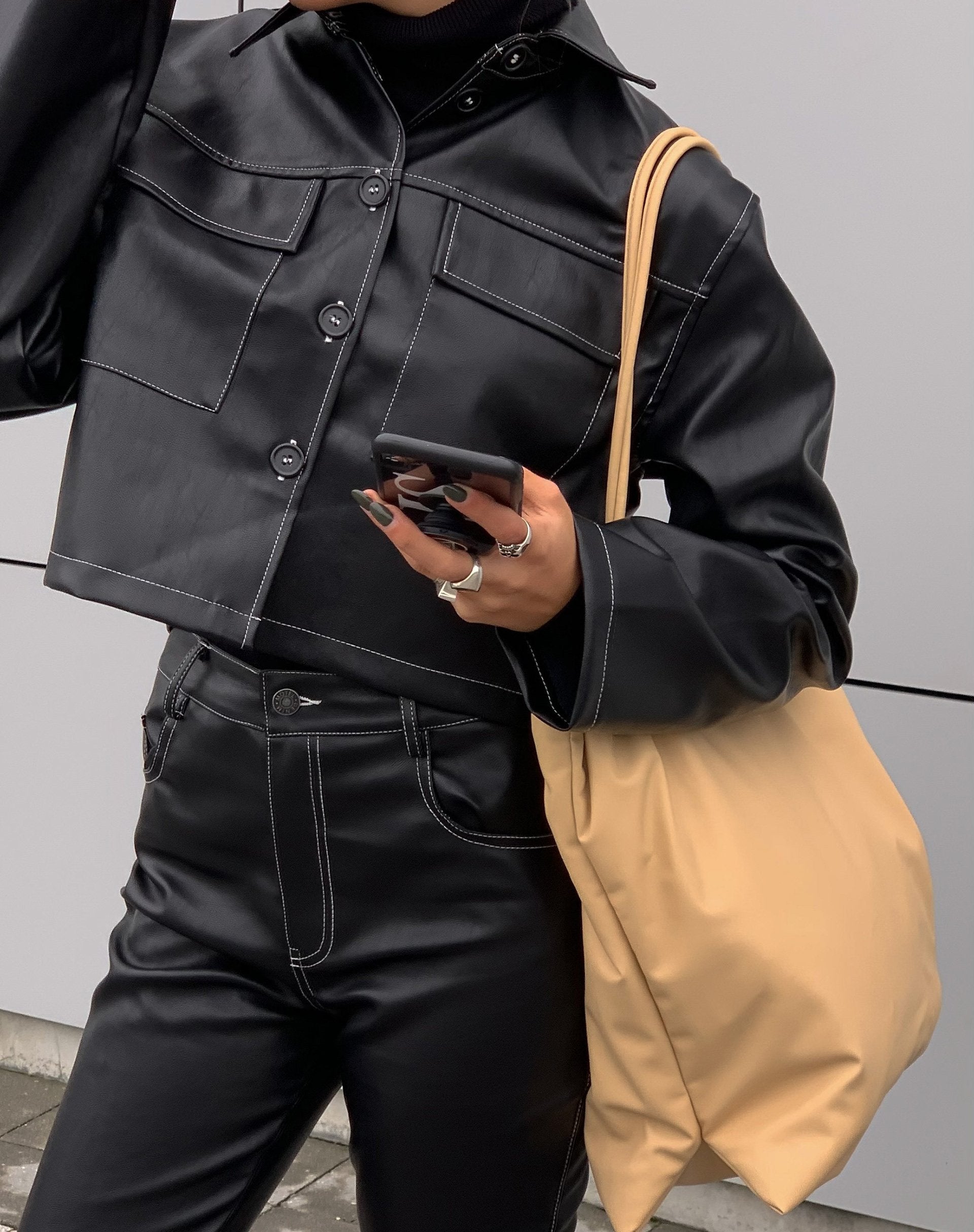 Immagine della camicia Jayla in PU nero con punto bianco