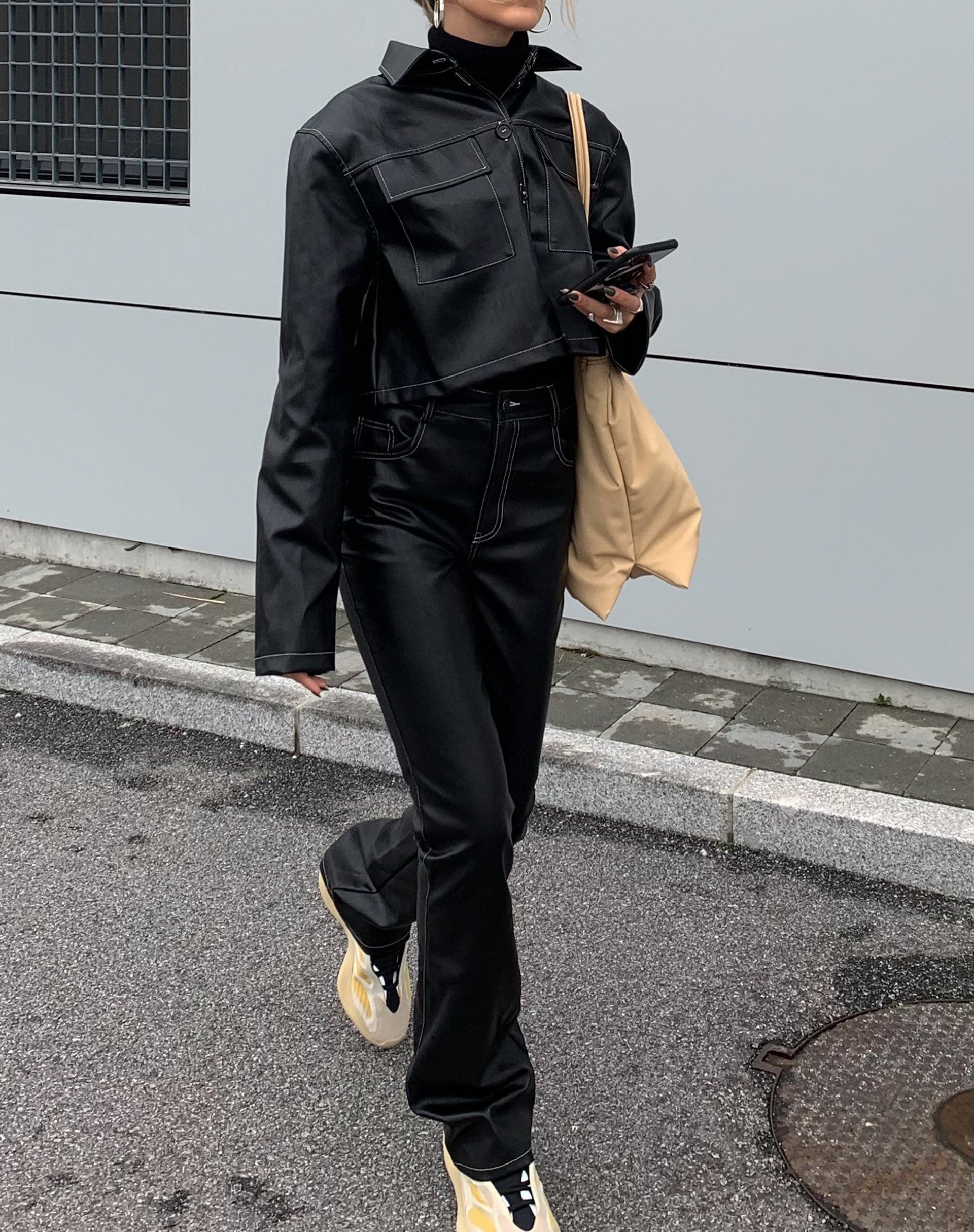 Immagine della camicia Jayla in PU nero con punto bianco