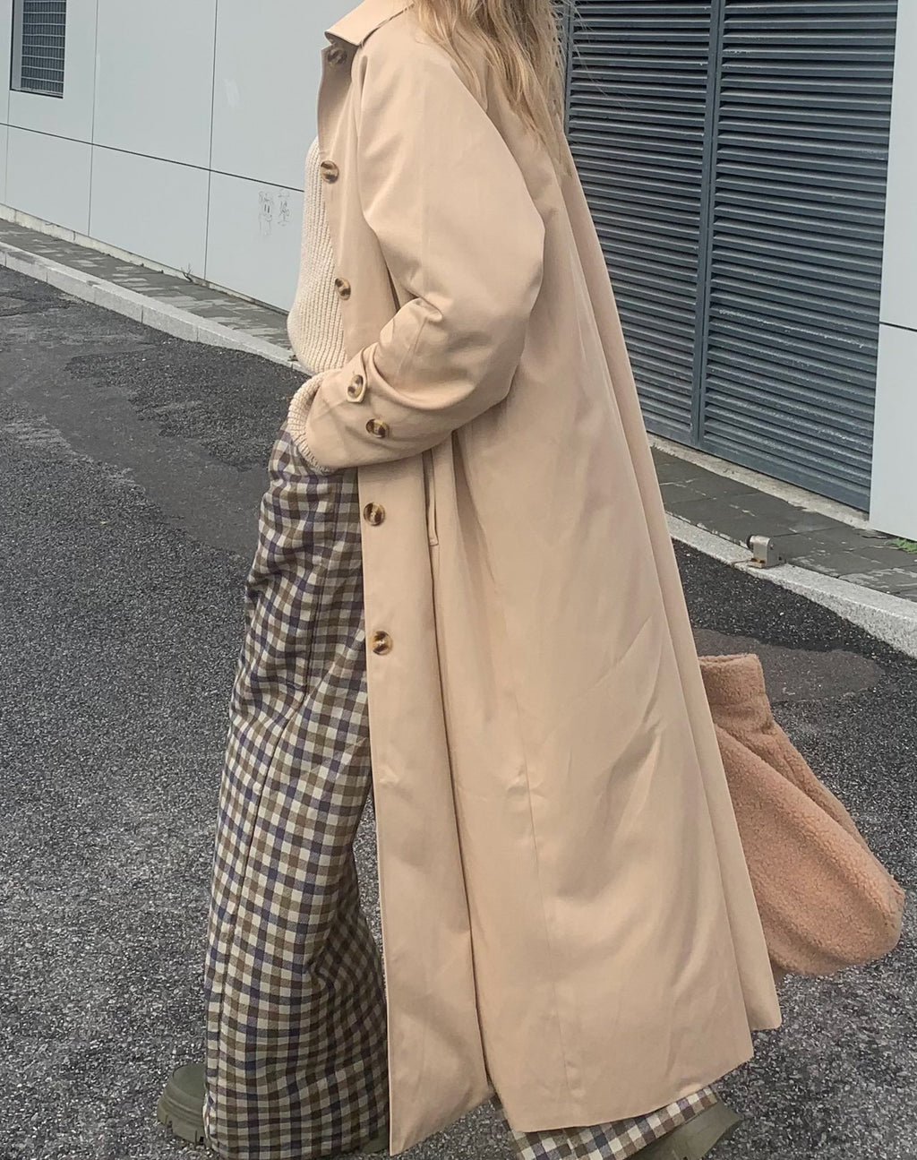 Trench Assa in beige con fodera a righe
