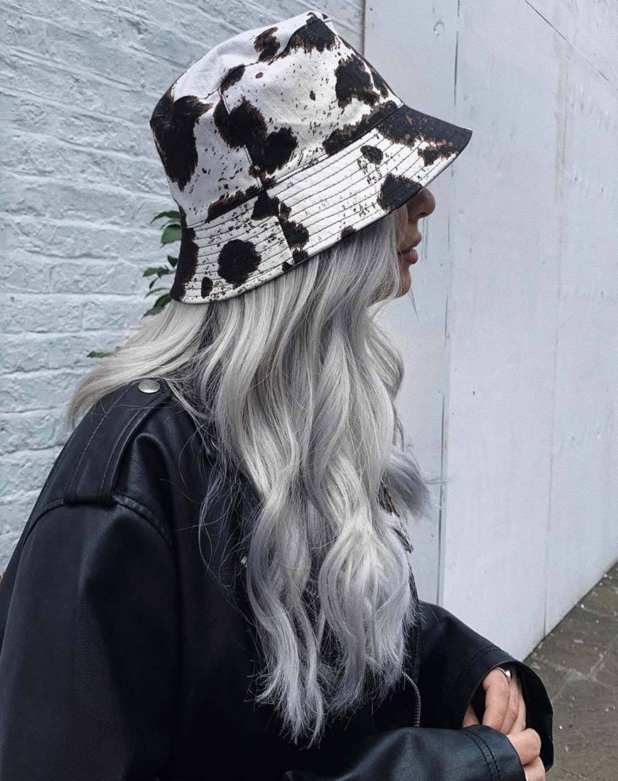 Immagine del cappello a secchiello in pelle di mucca marrone e bianco