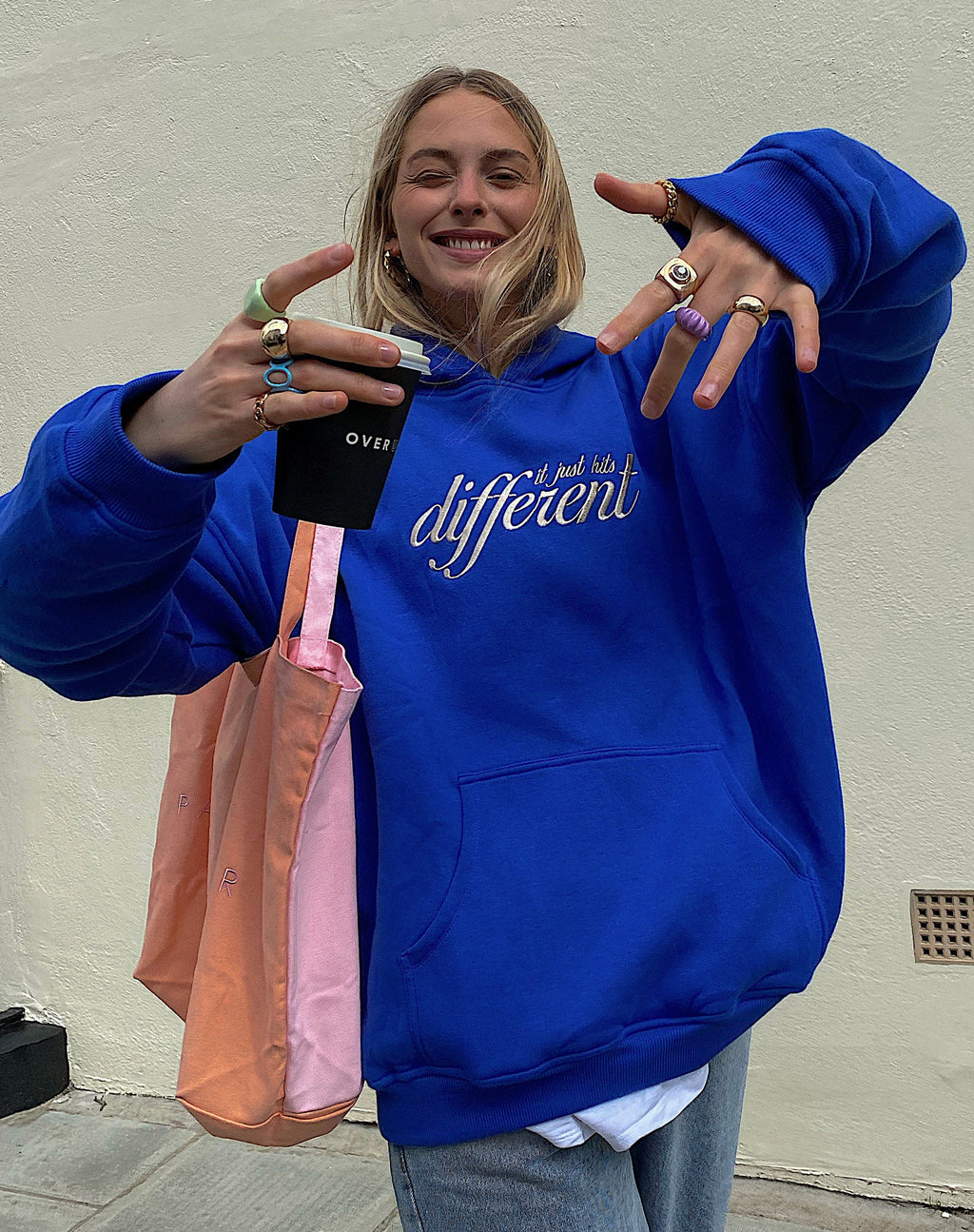 Felpa con cappuccio oversize in cobalto con ricamo differente