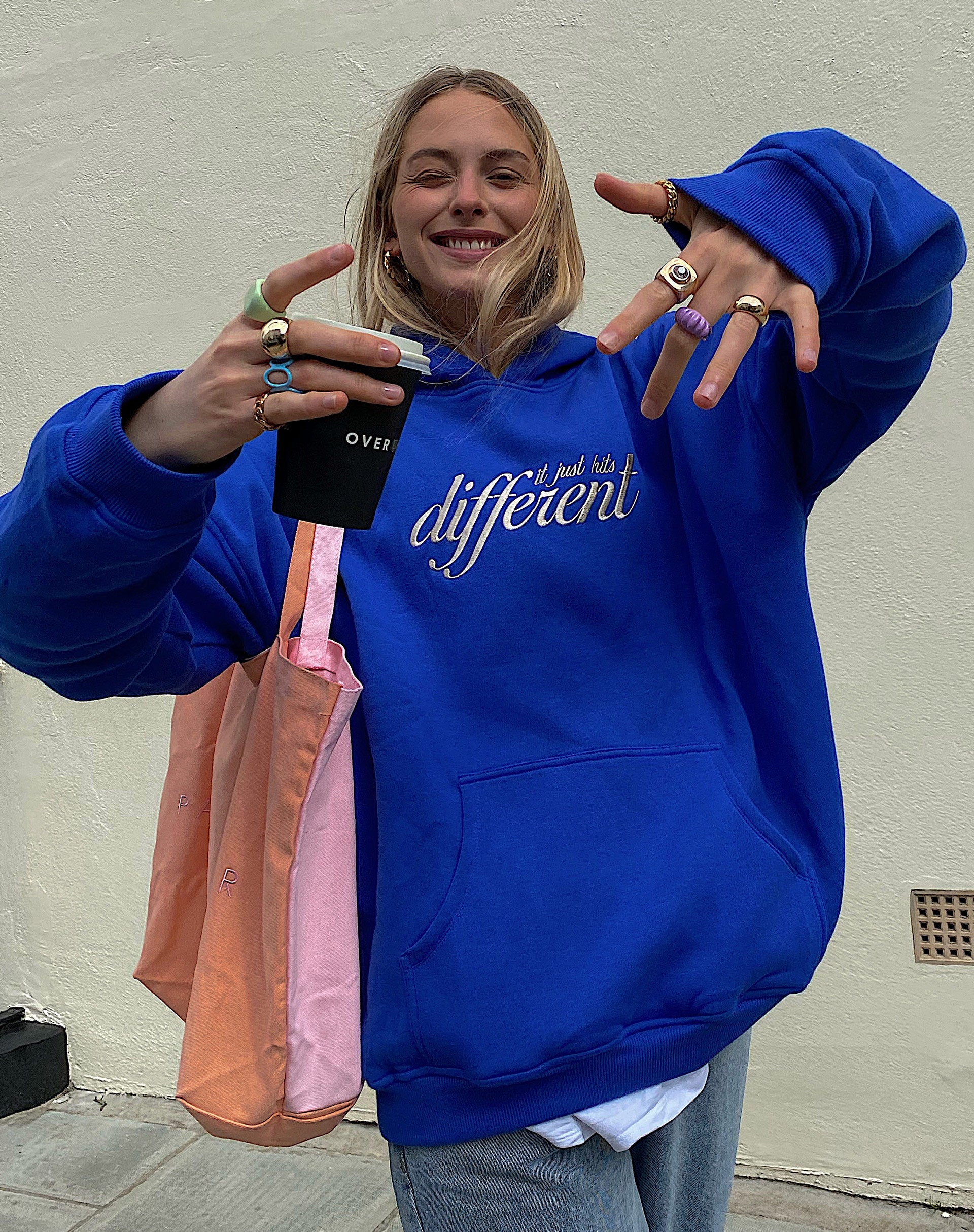 Immagine della felpa con cappuccio oversize in Cobalt It Just Hits Different Embro