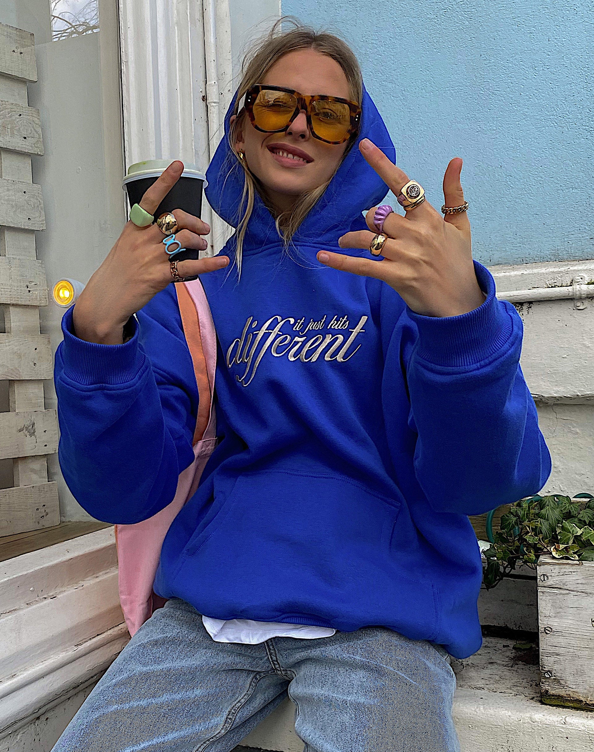 Immagine della felpa con cappuccio oversize in Cobalt It Just Hits Different Embro