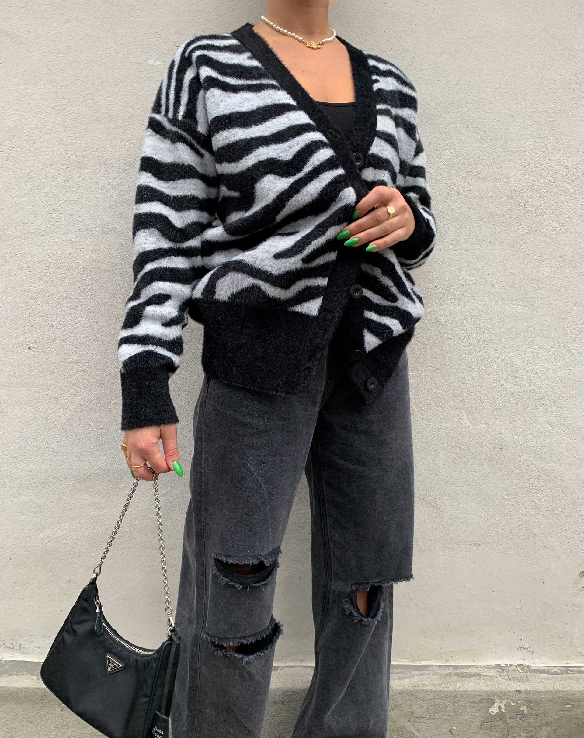 Immagine del cardigan Uriela in maglia zebrata in bianco e nero