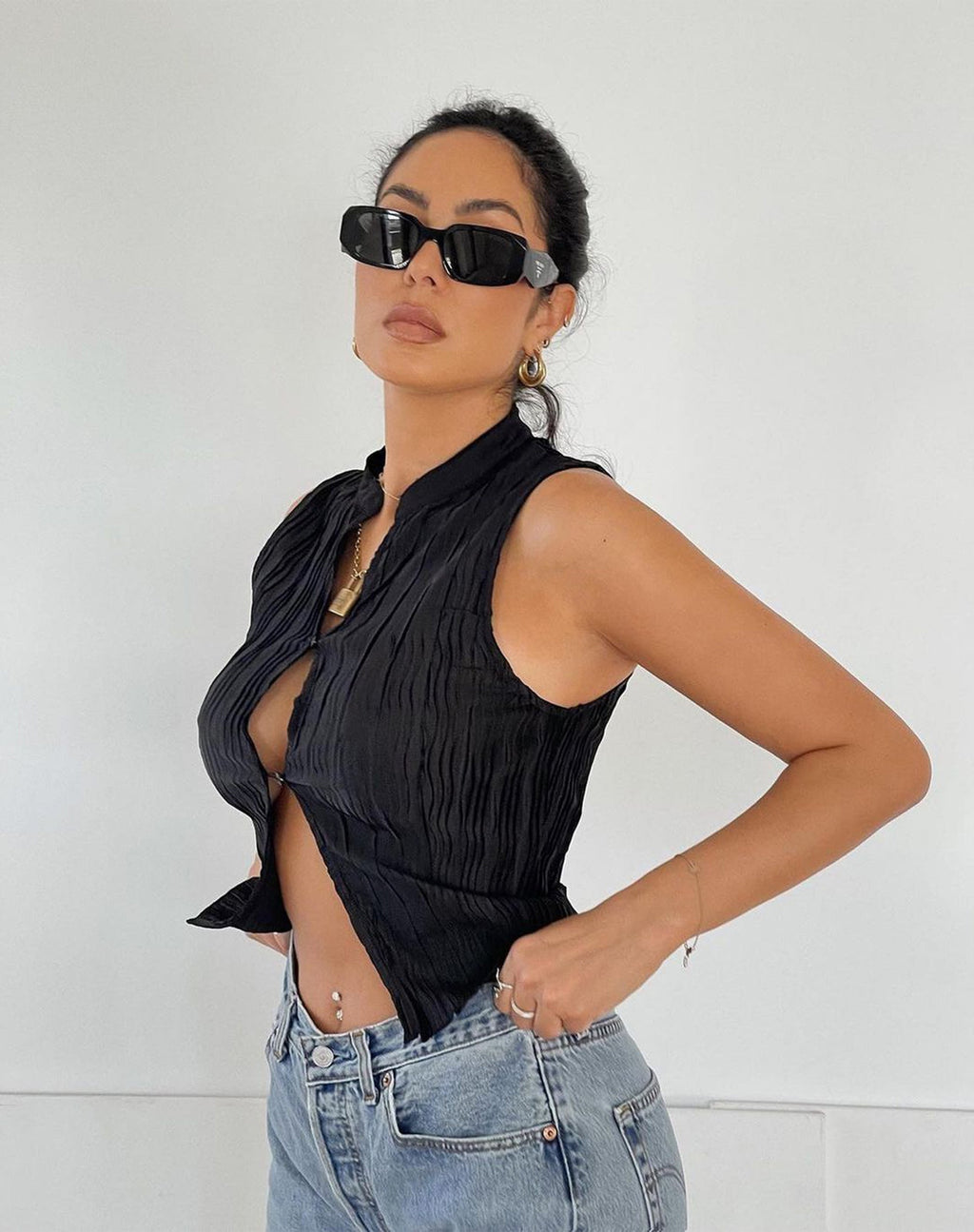 Top Inara in nero stropicciato