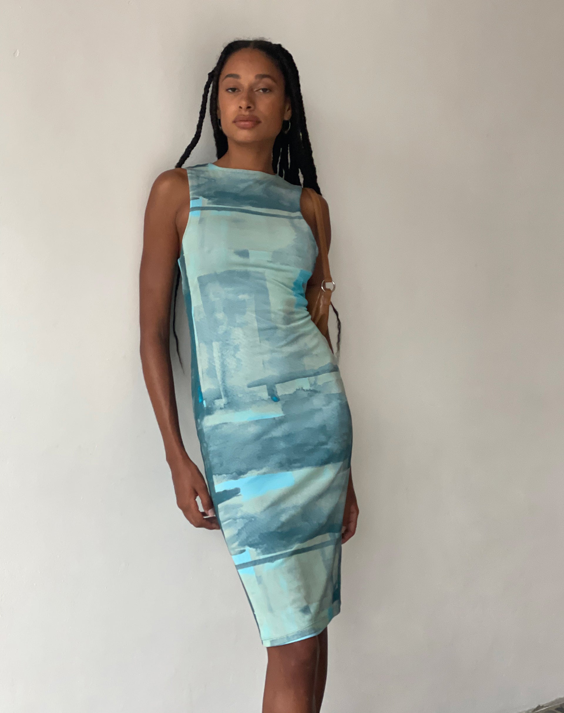 Immagine di MOTEL X JACQUIE Indie Midi Dress in mesh verde e blu pennello astratto