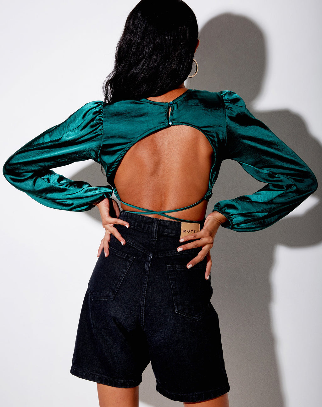 Crop Top Irisia in raso verde bosco