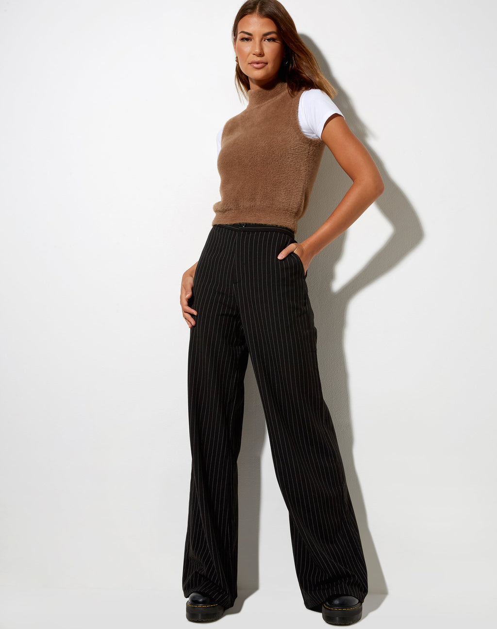 Pantaloni svasati Ivo in gessato nero