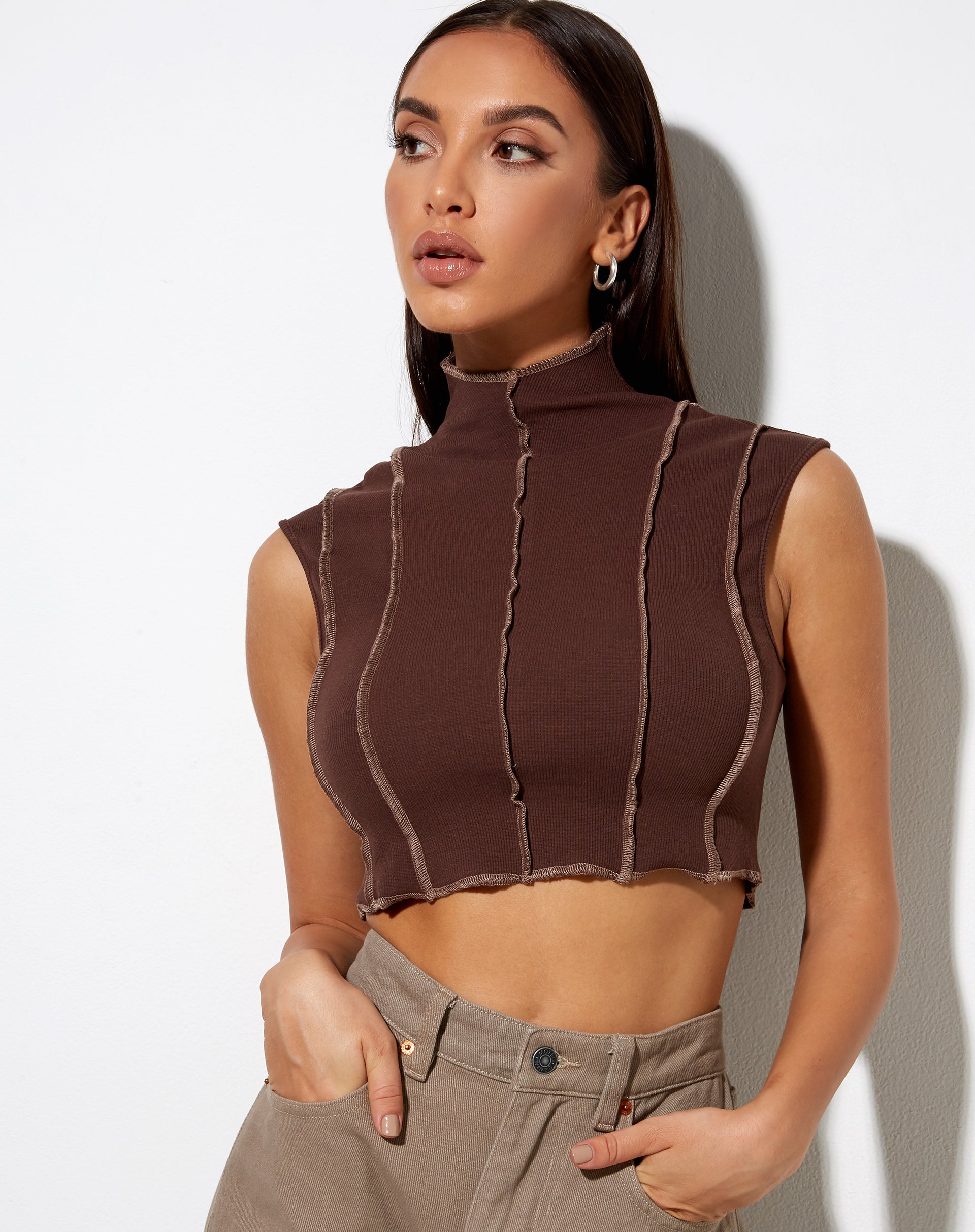 Immagine di Ivy Vest Top in mogano profondo con cuciture marrone chiaro