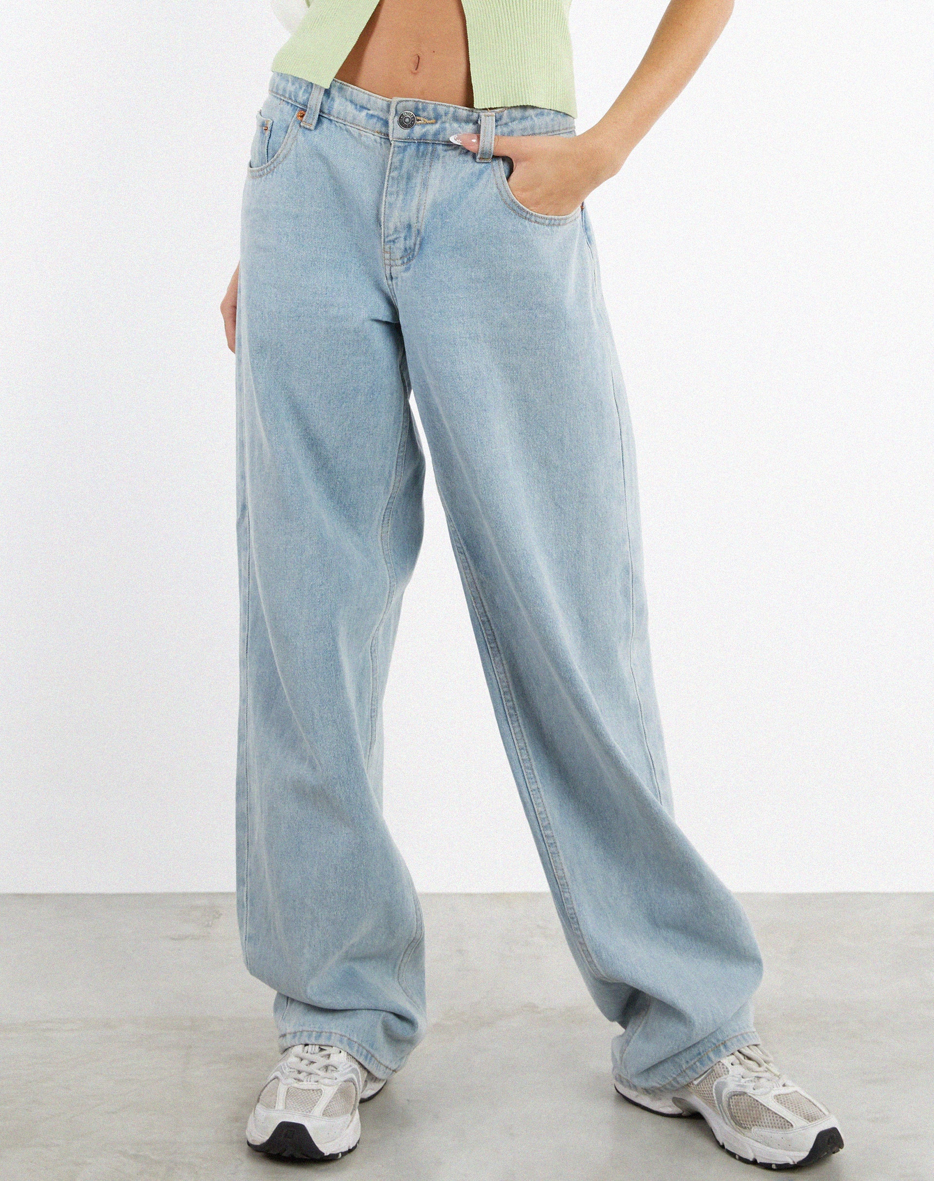 immagine di Jeans paralleli a vita bassa in lavaggio chiaro blu