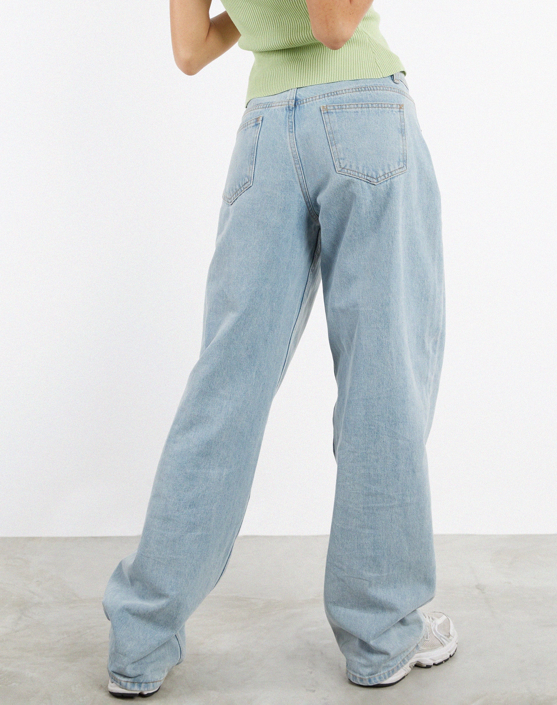 immagine di Jeans paralleli a vita bassa in lavaggio chiaro blu