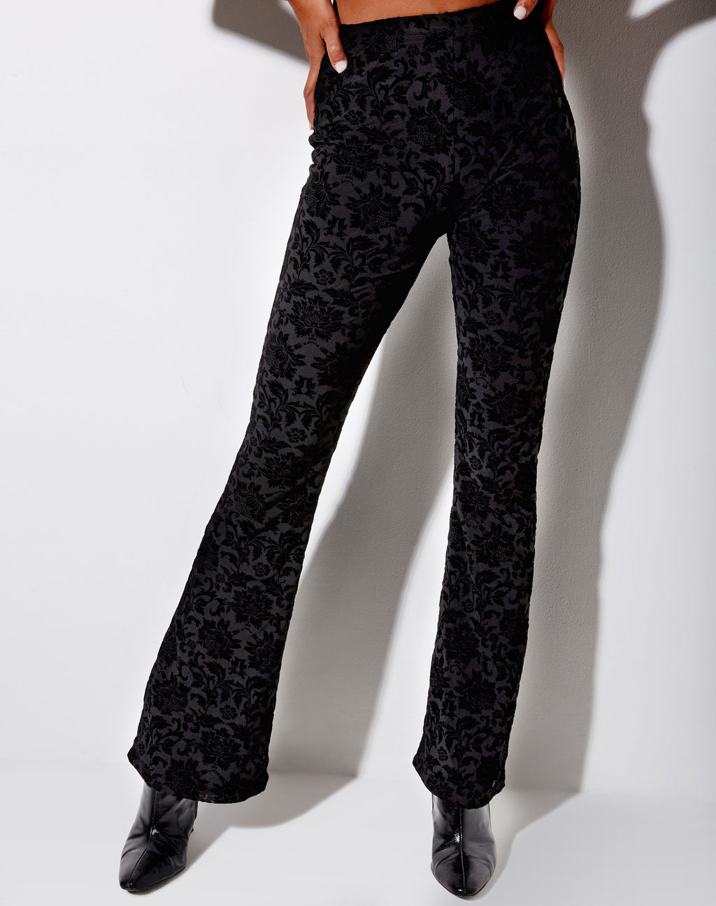 Pantaloni svasati Jeevan in broccato rosa flock nero