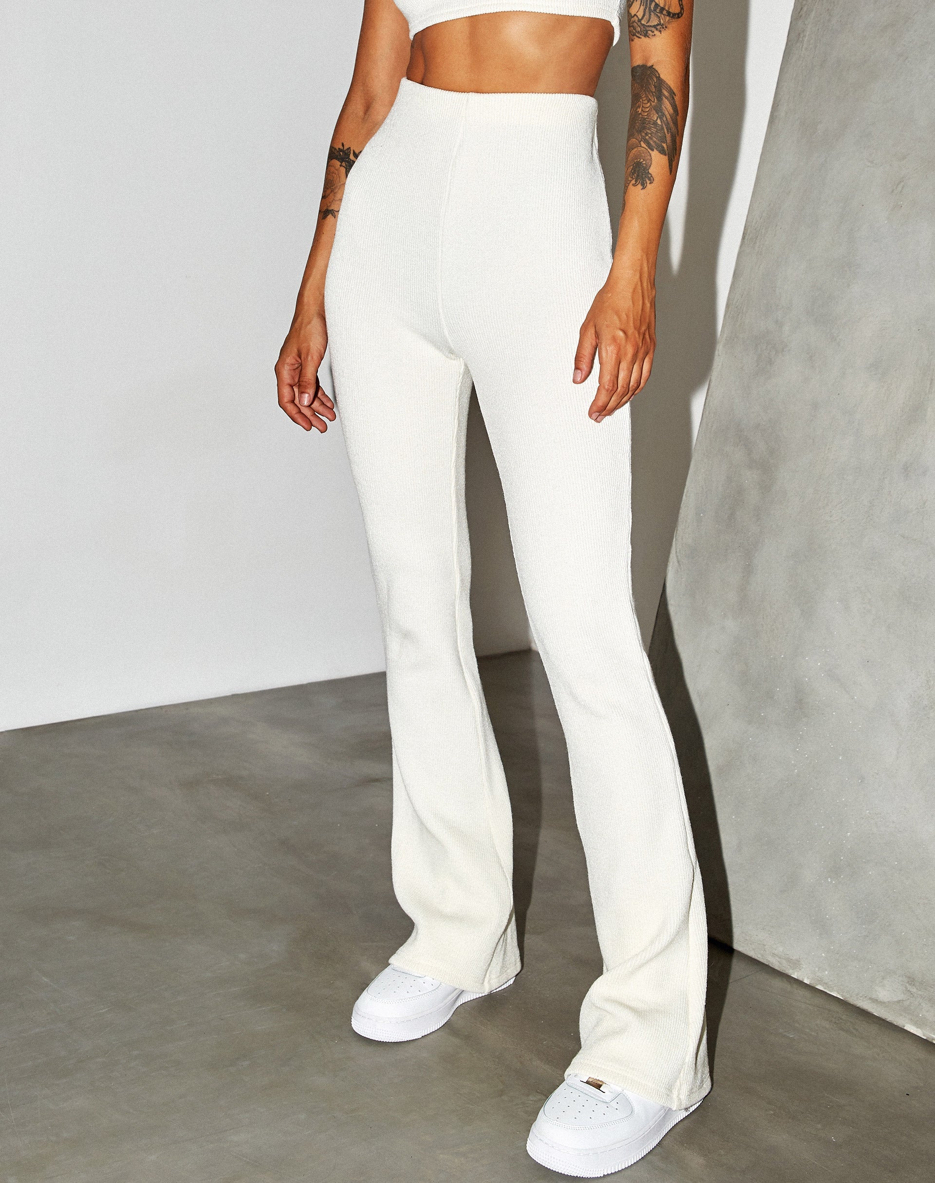 Immagine dei pantaloni Jiva Flare in crema a costine